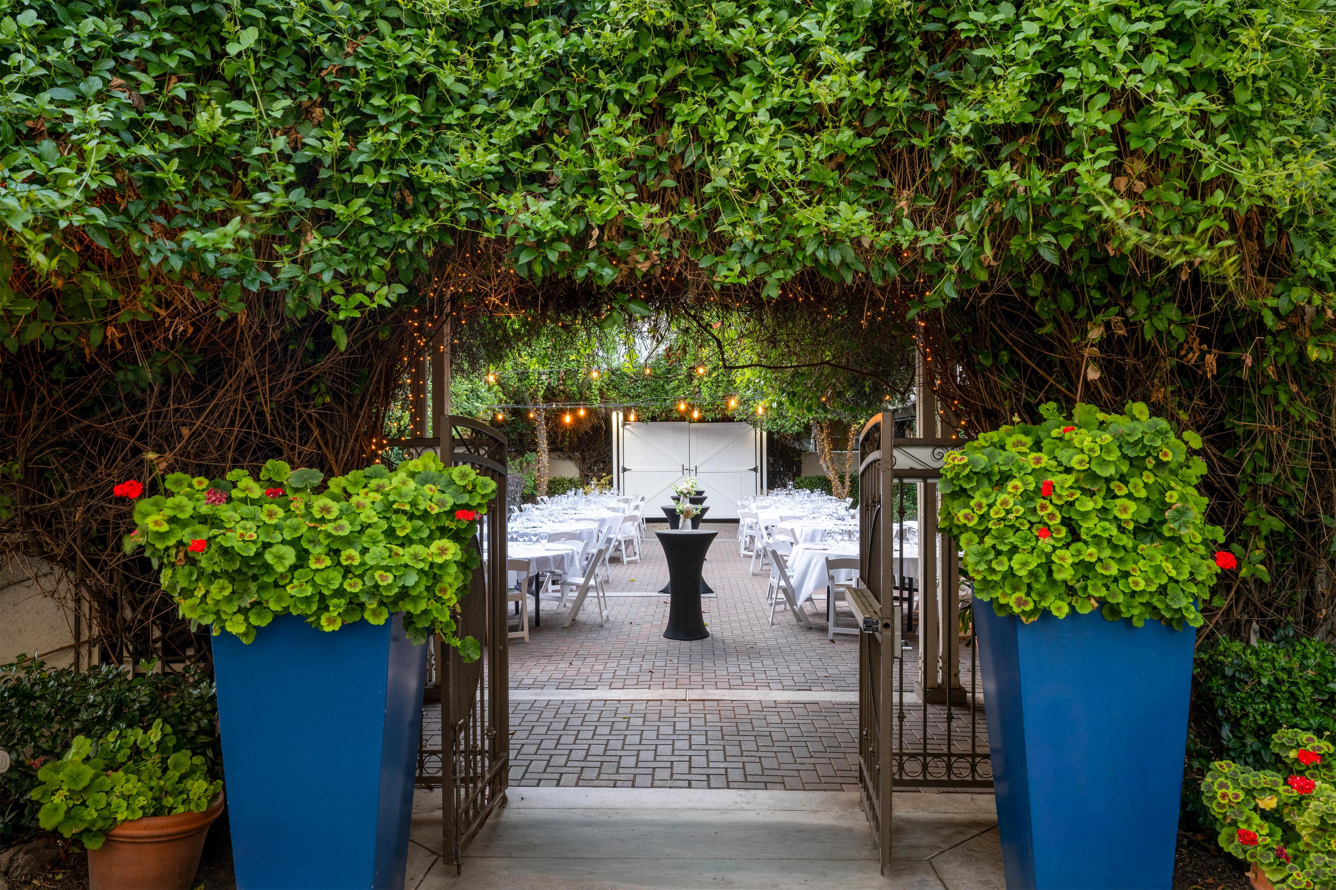 Exterior | Doubletree by Hilton Campbell - Pruneyard Plaza