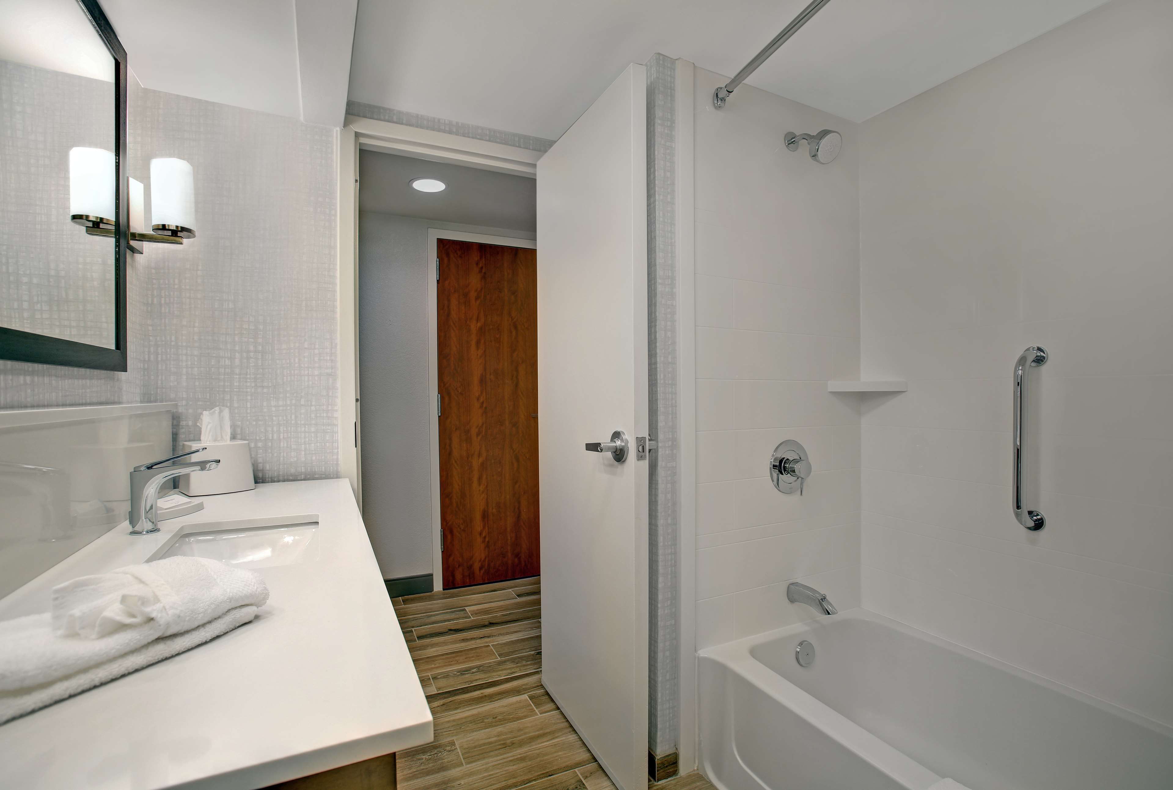 Hampton Inn by Hilton Salisbury Room Type - KING STANDARD-NON SMOKING