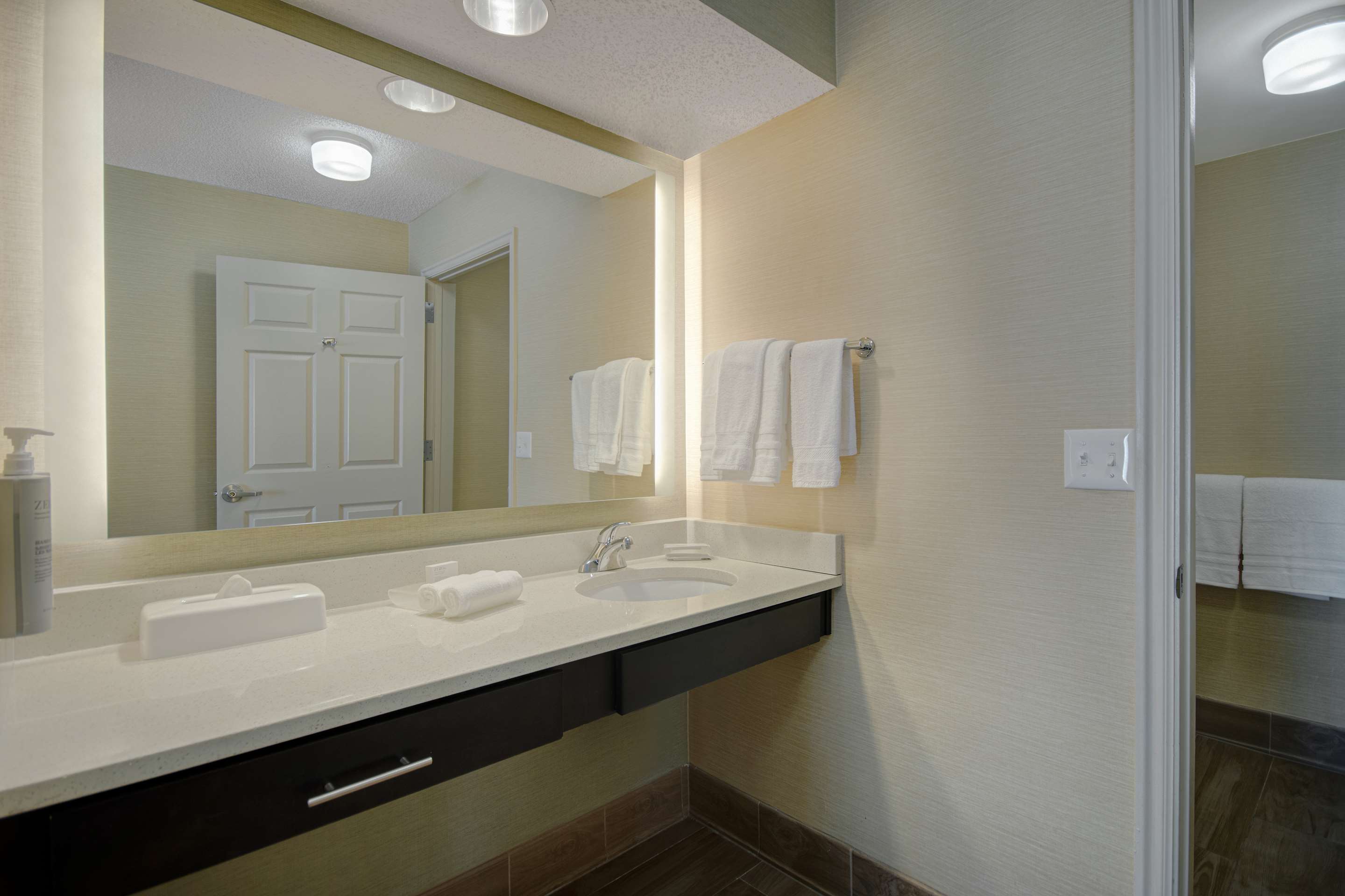 Guest room bath