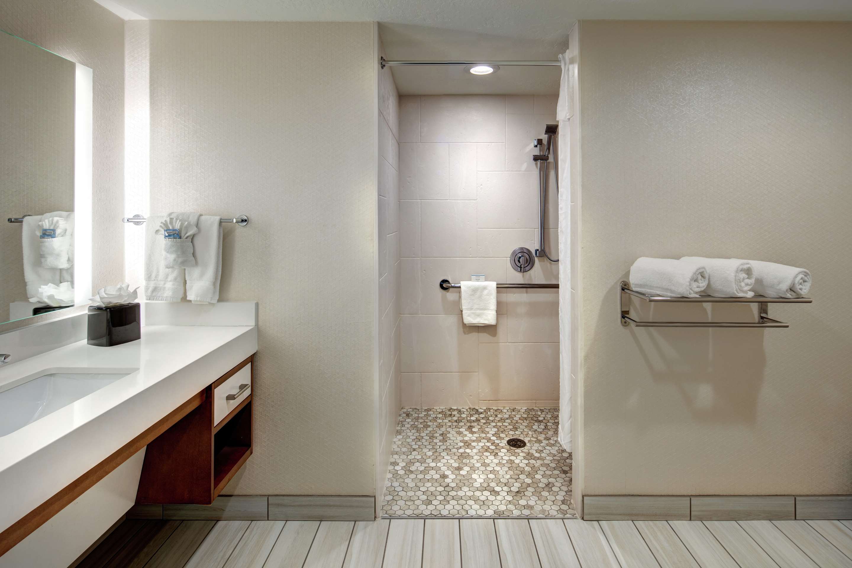 Guest room bath