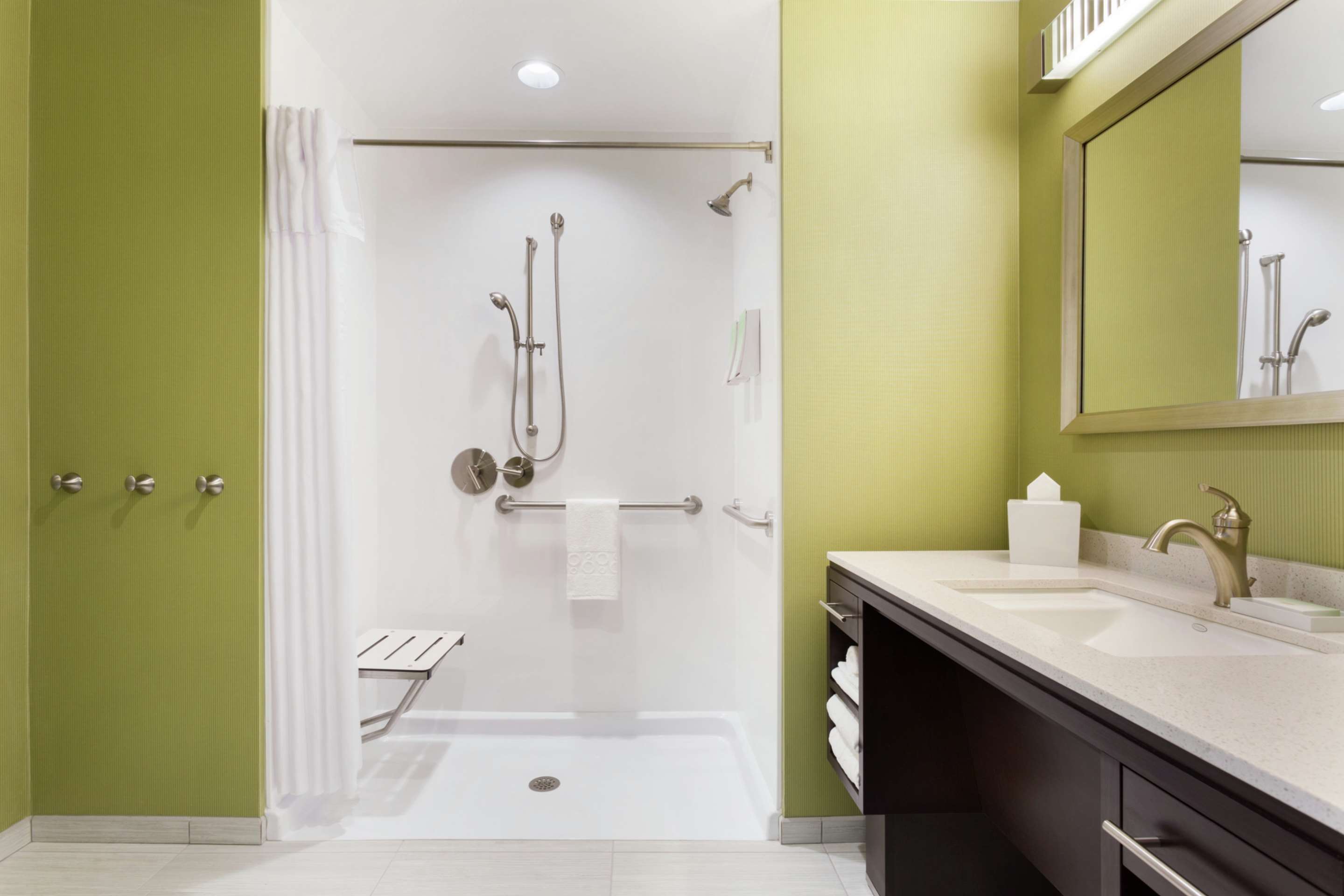 Guest room bath