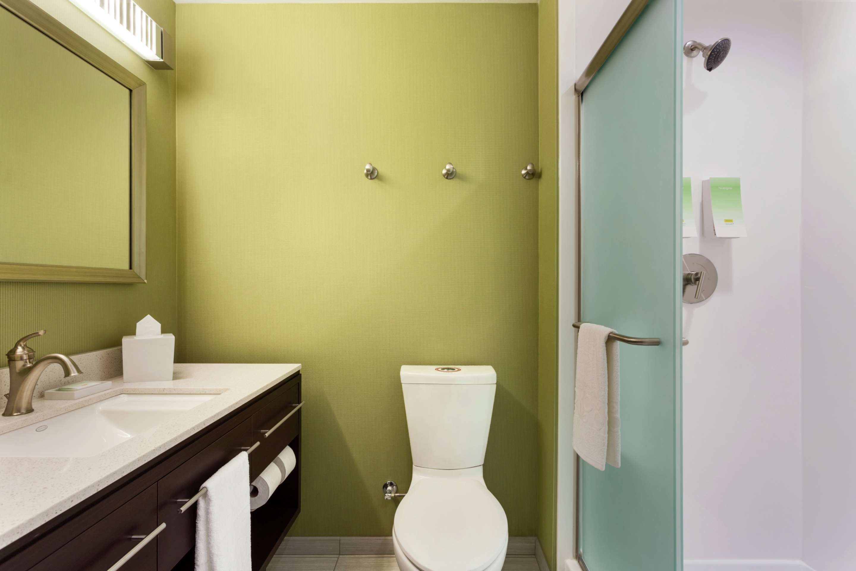 Guest room bath