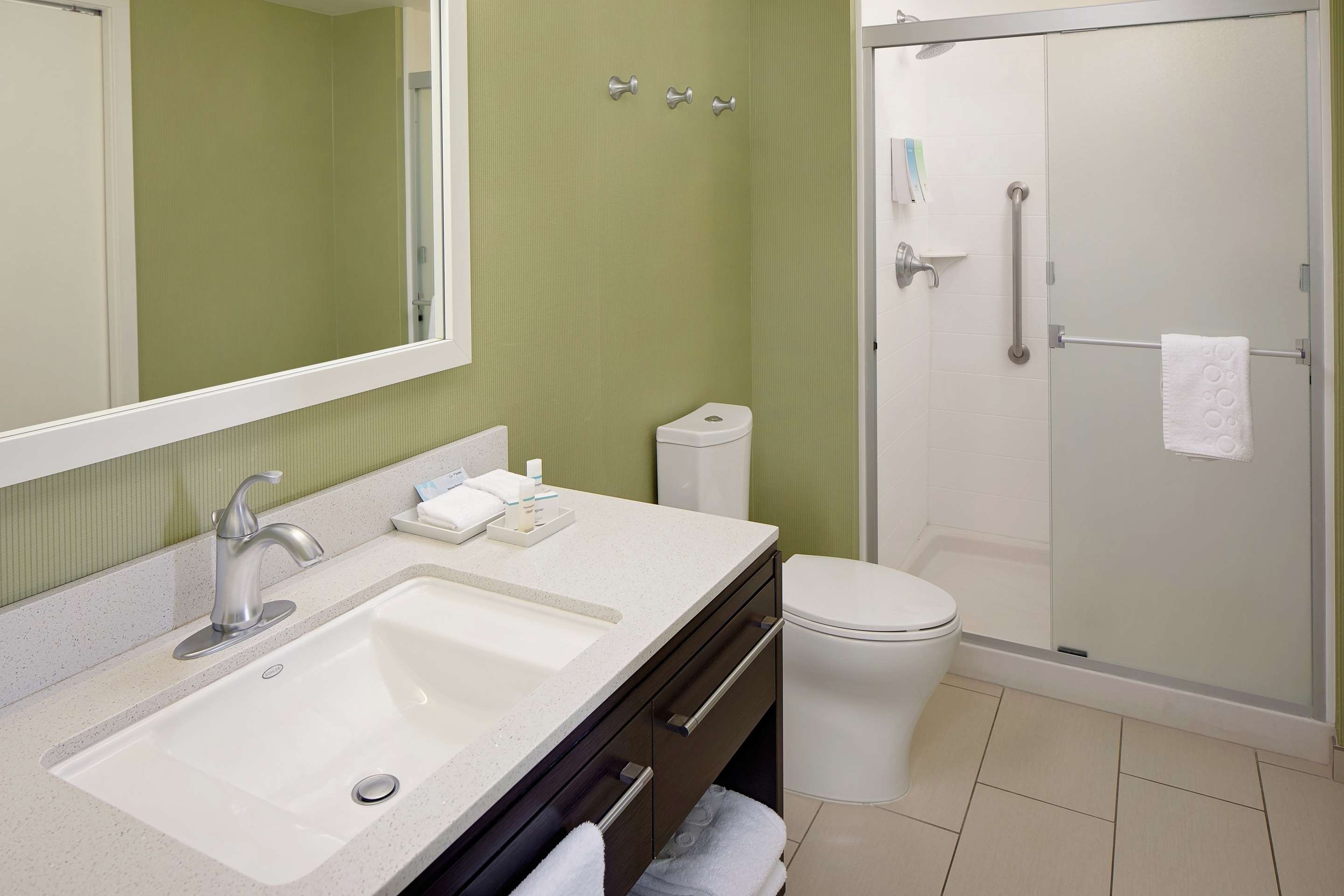 Guest room bath