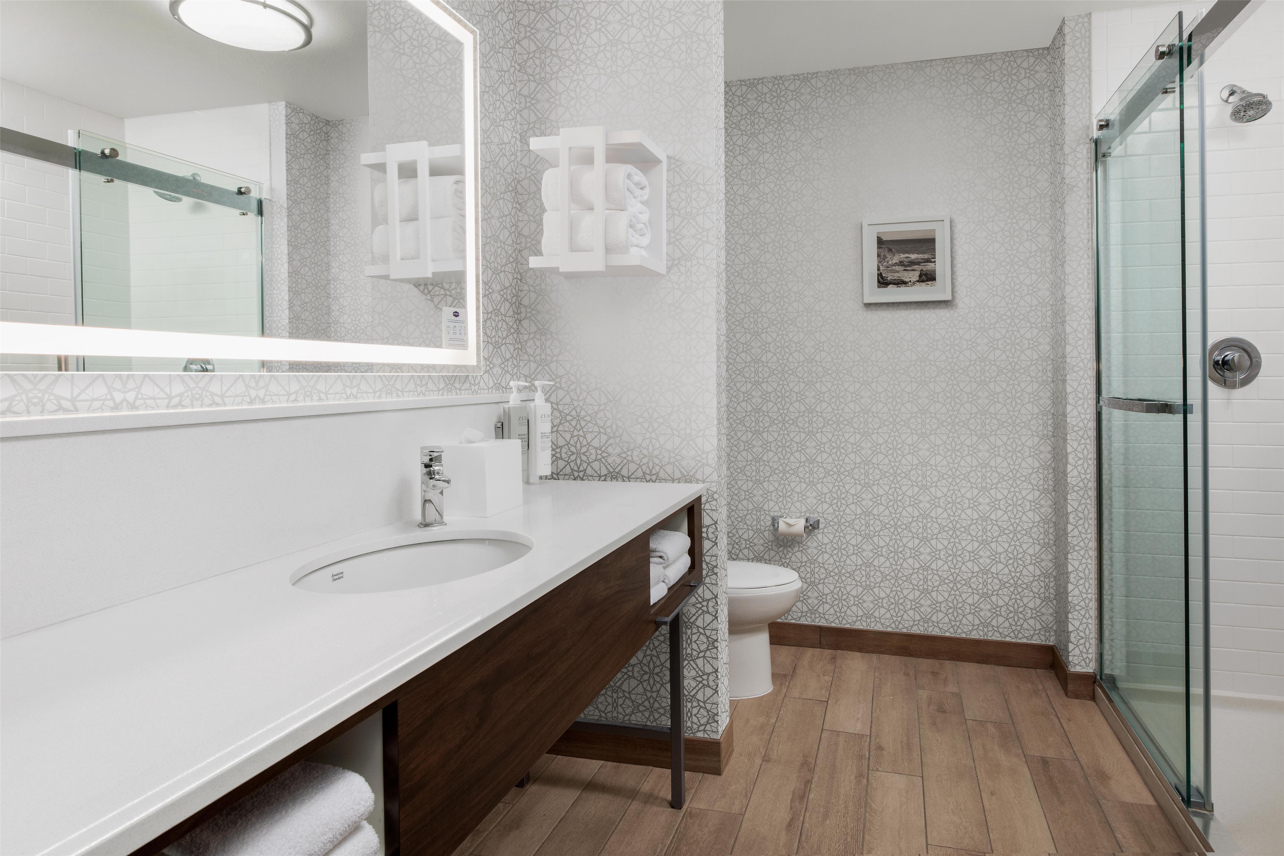 Guest room bath