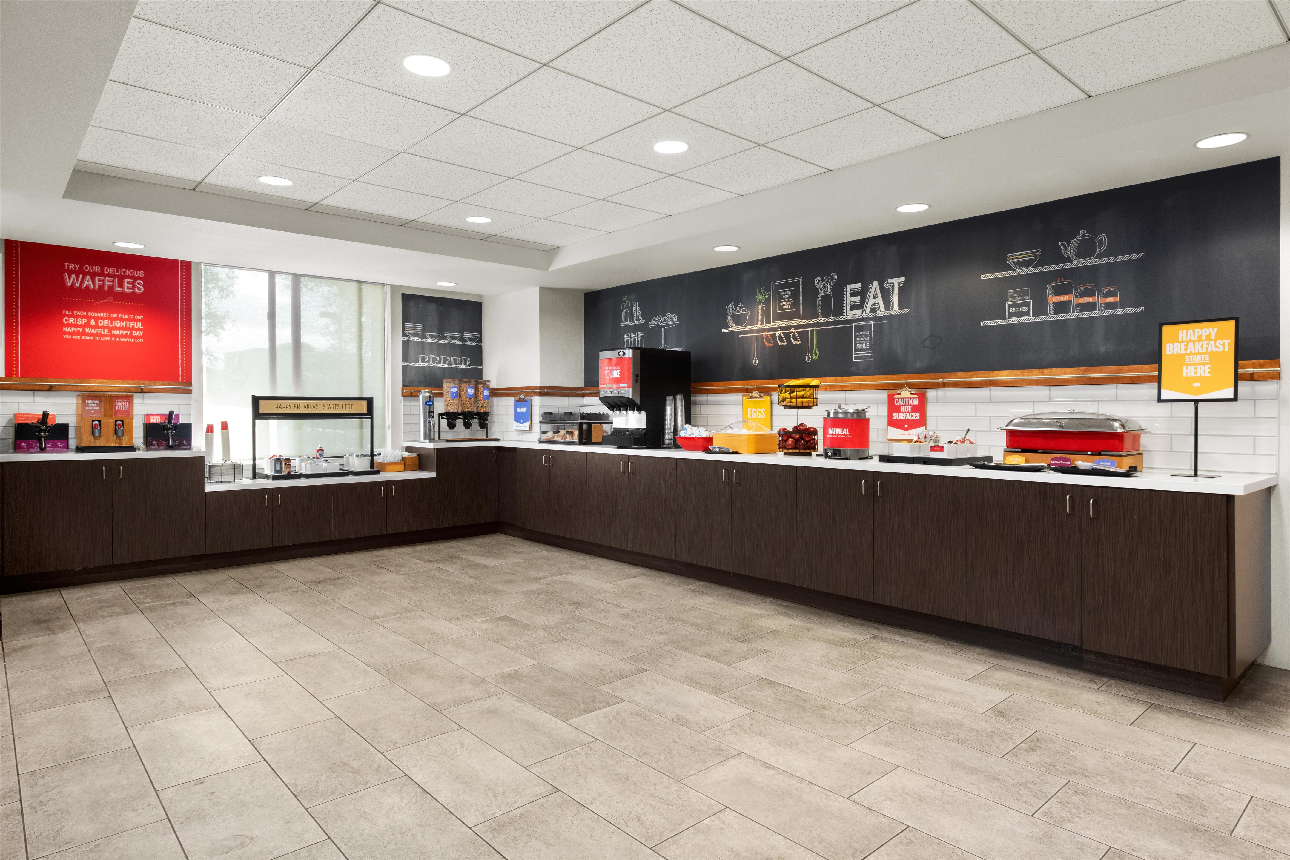 Breakfast Area | Hampton Inn & Suites Arroyo Grande/Pismo Beach Area, CA