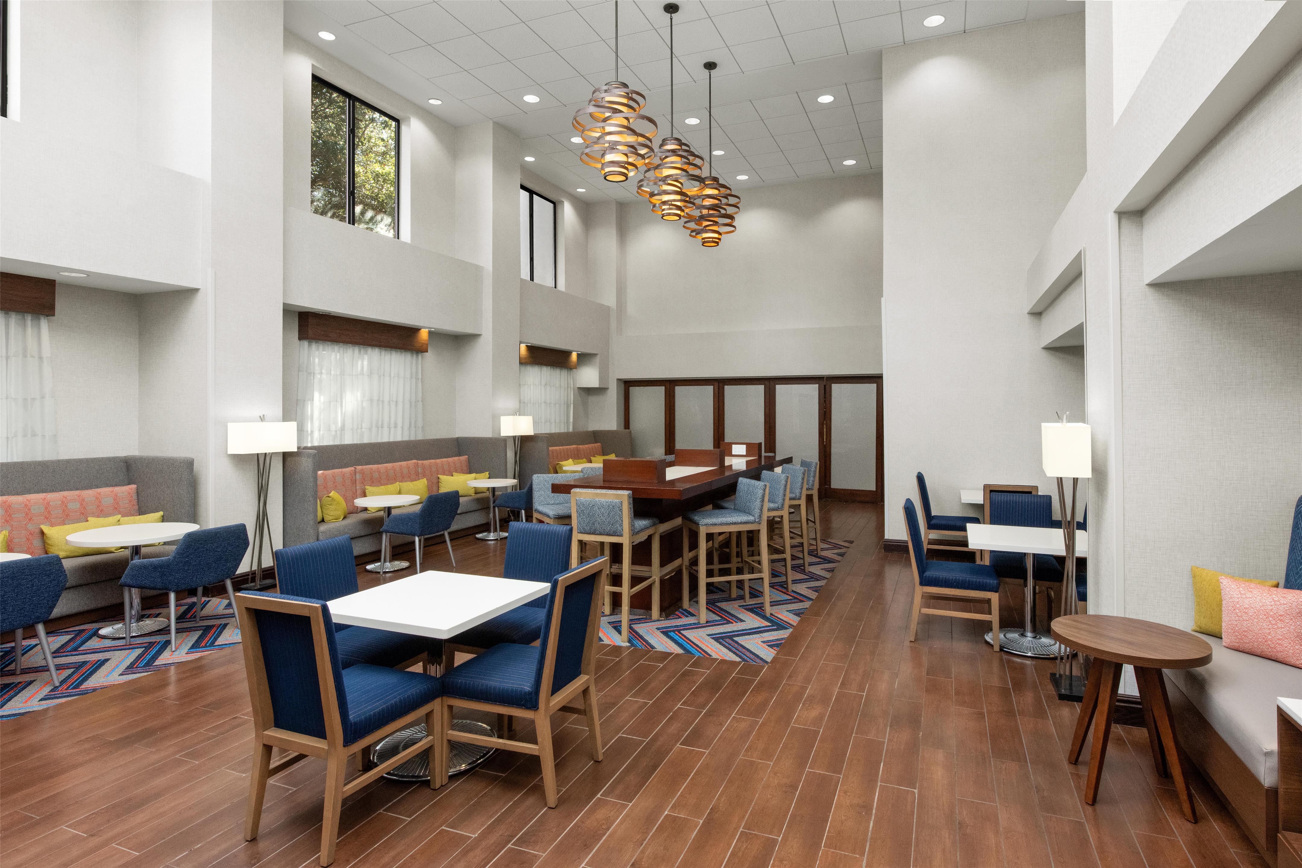 Breakfast Area | Hampton Inn & Suites Arroyo Grande/Pismo Beach Area, CA