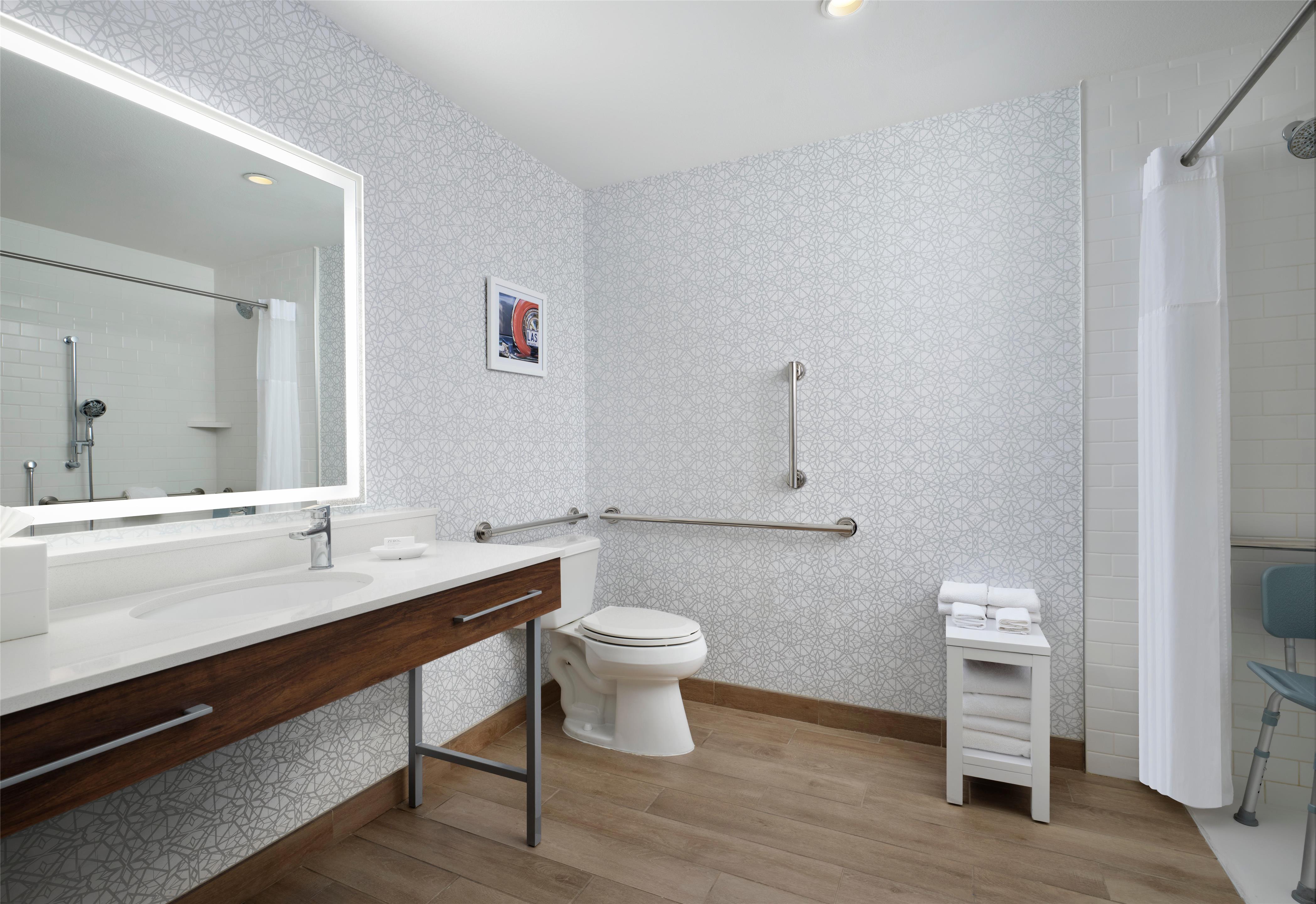 Guest room bath