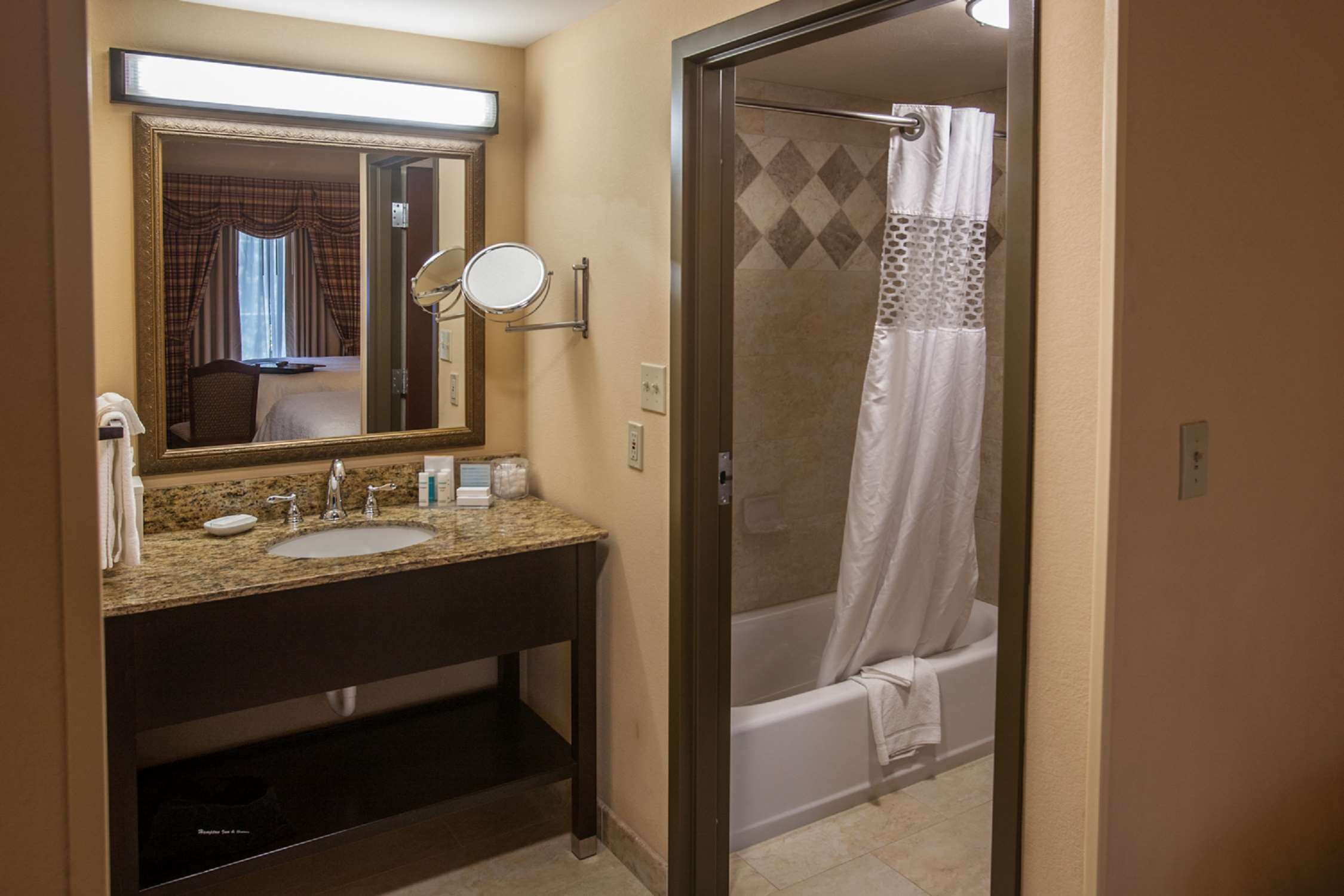Guest room bath