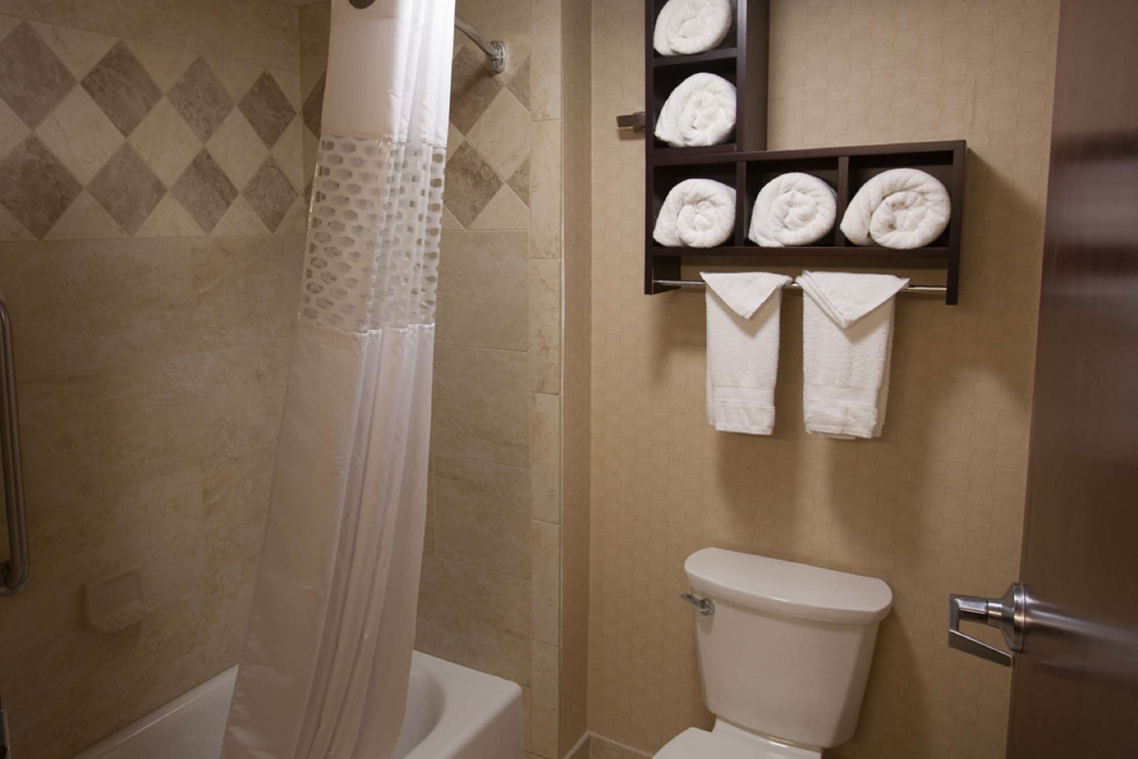 Guest room bath