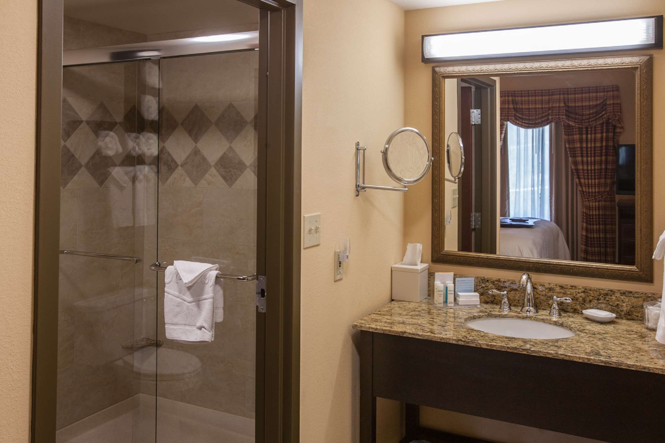 Guest room bath