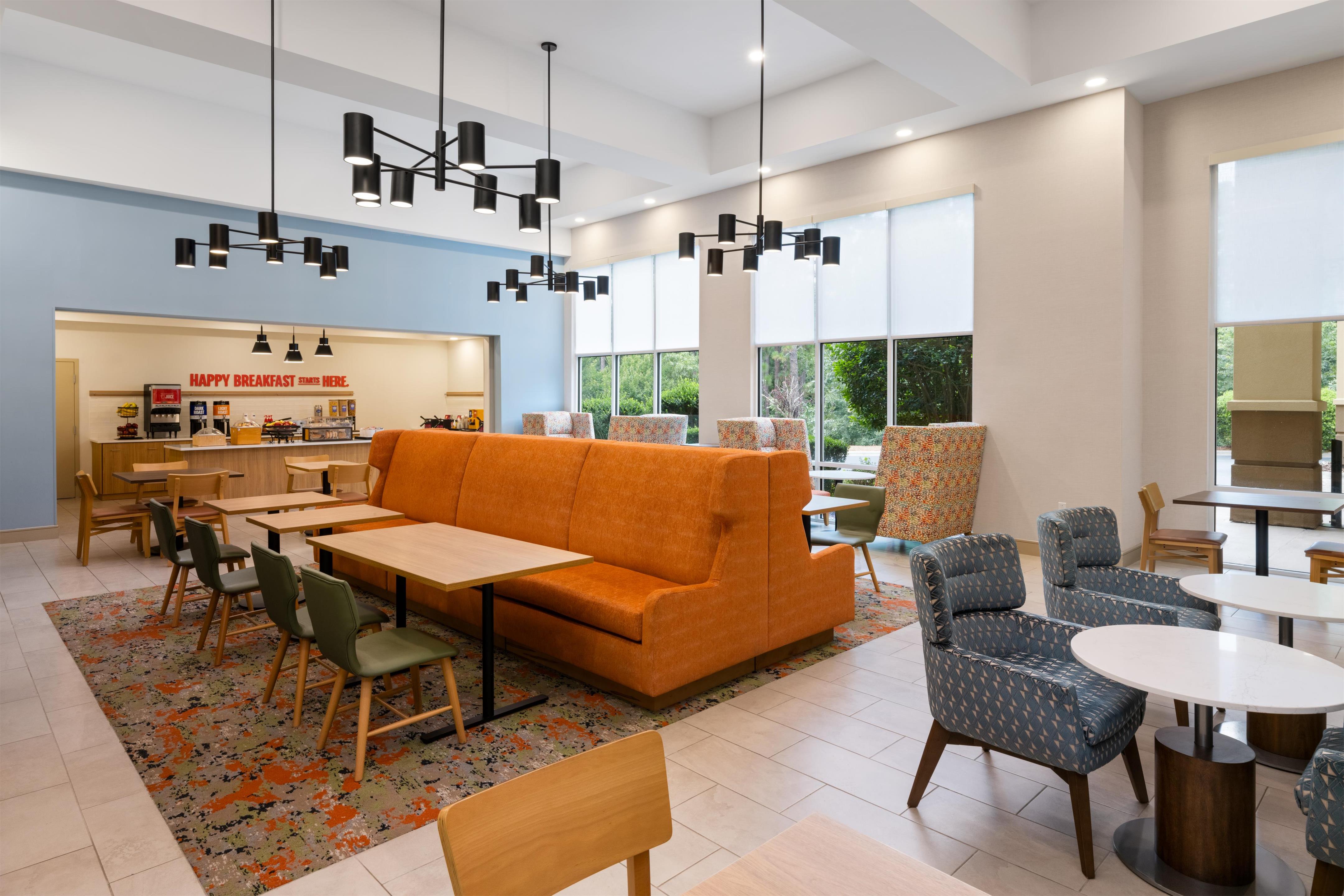 Breakfast Area | Hampton Inn & Suites Southern Pines-Pinehurst