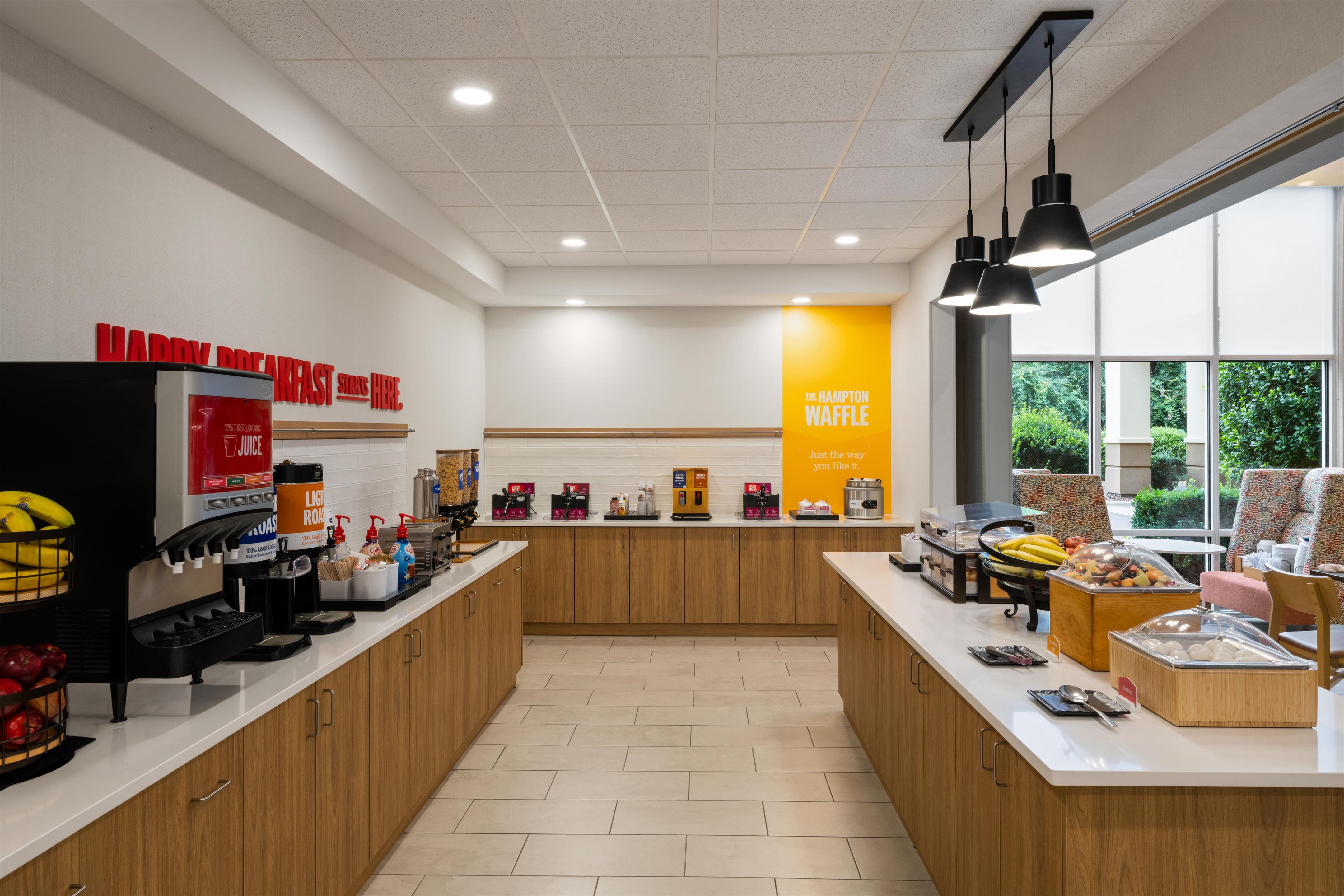 Breakfast Area | Hampton Inn & Suites Southern Pines-Pinehurst