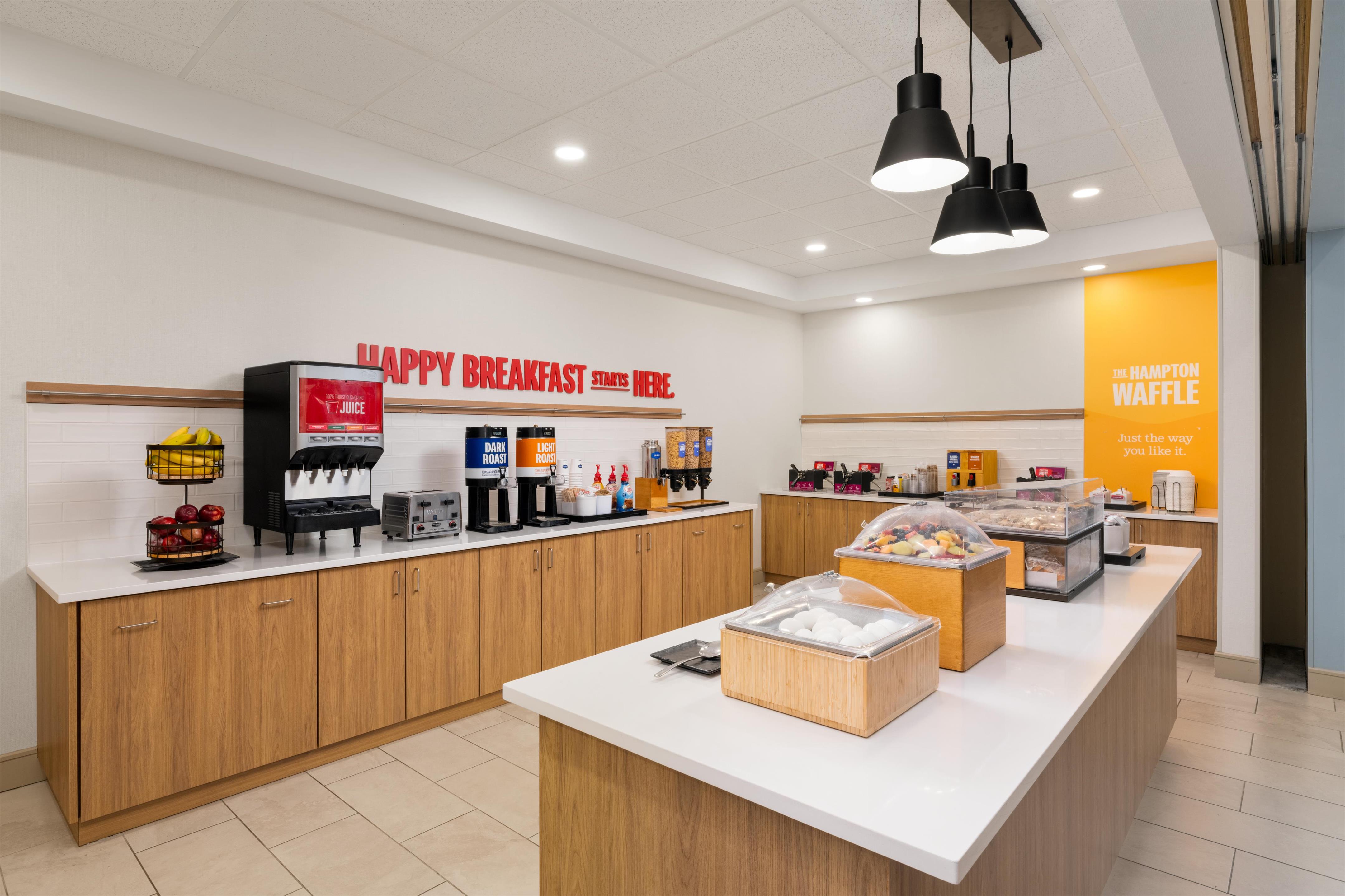 Breakfast Area | Hampton Inn & Suites Southern Pines-Pinehurst