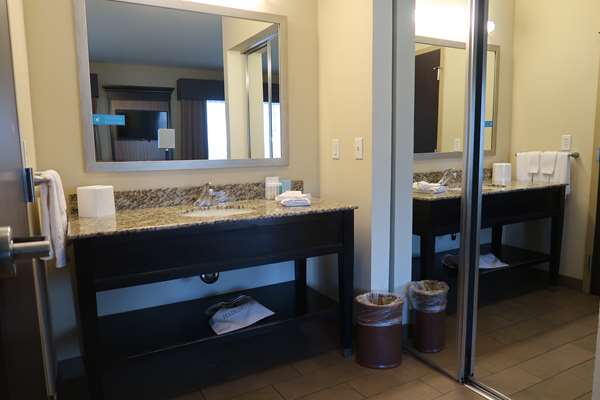  - Hampton Inn & Suites Salinas