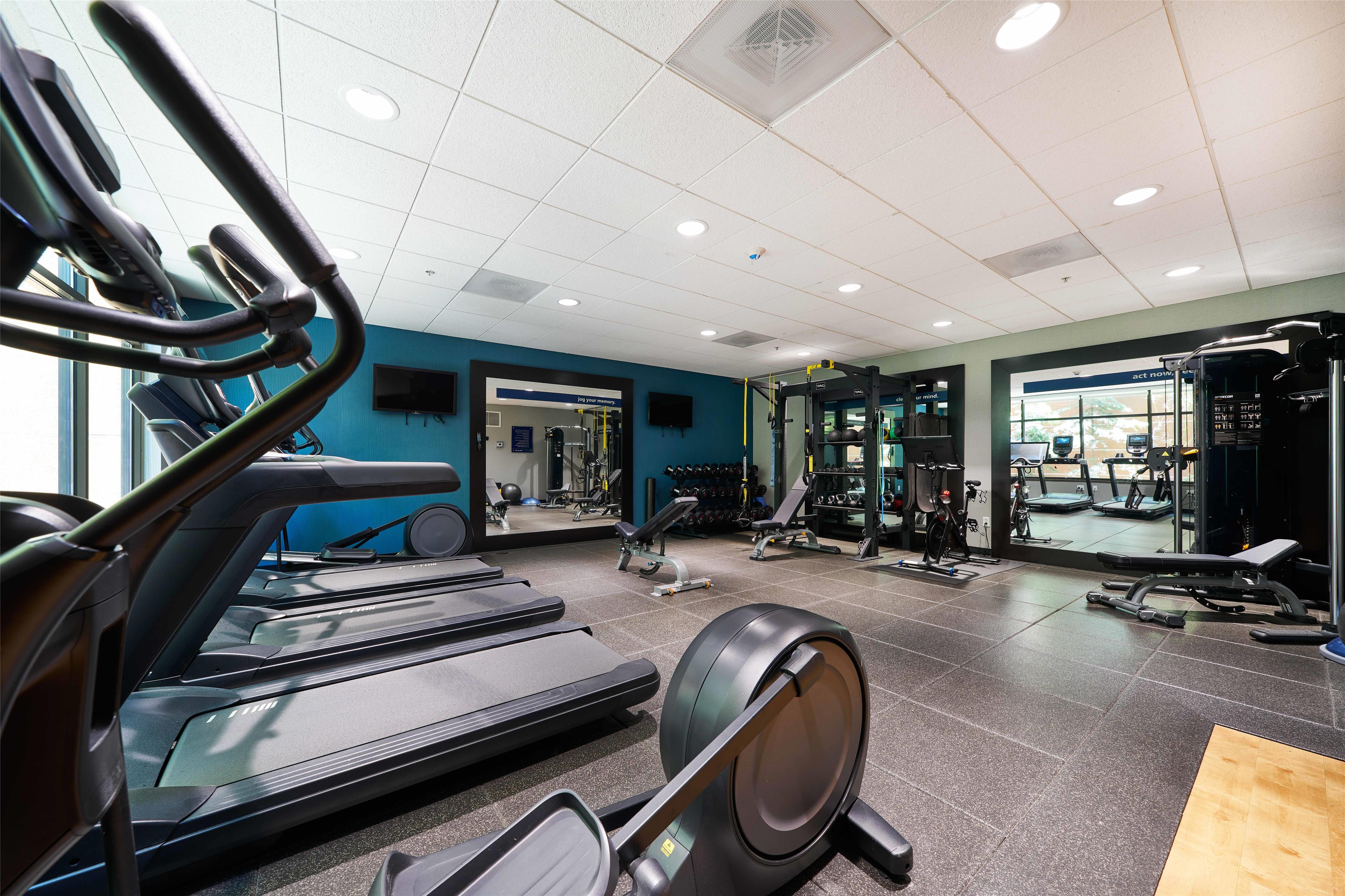 Health club fitness center gym | Hampton Inn & Suites Salinas
