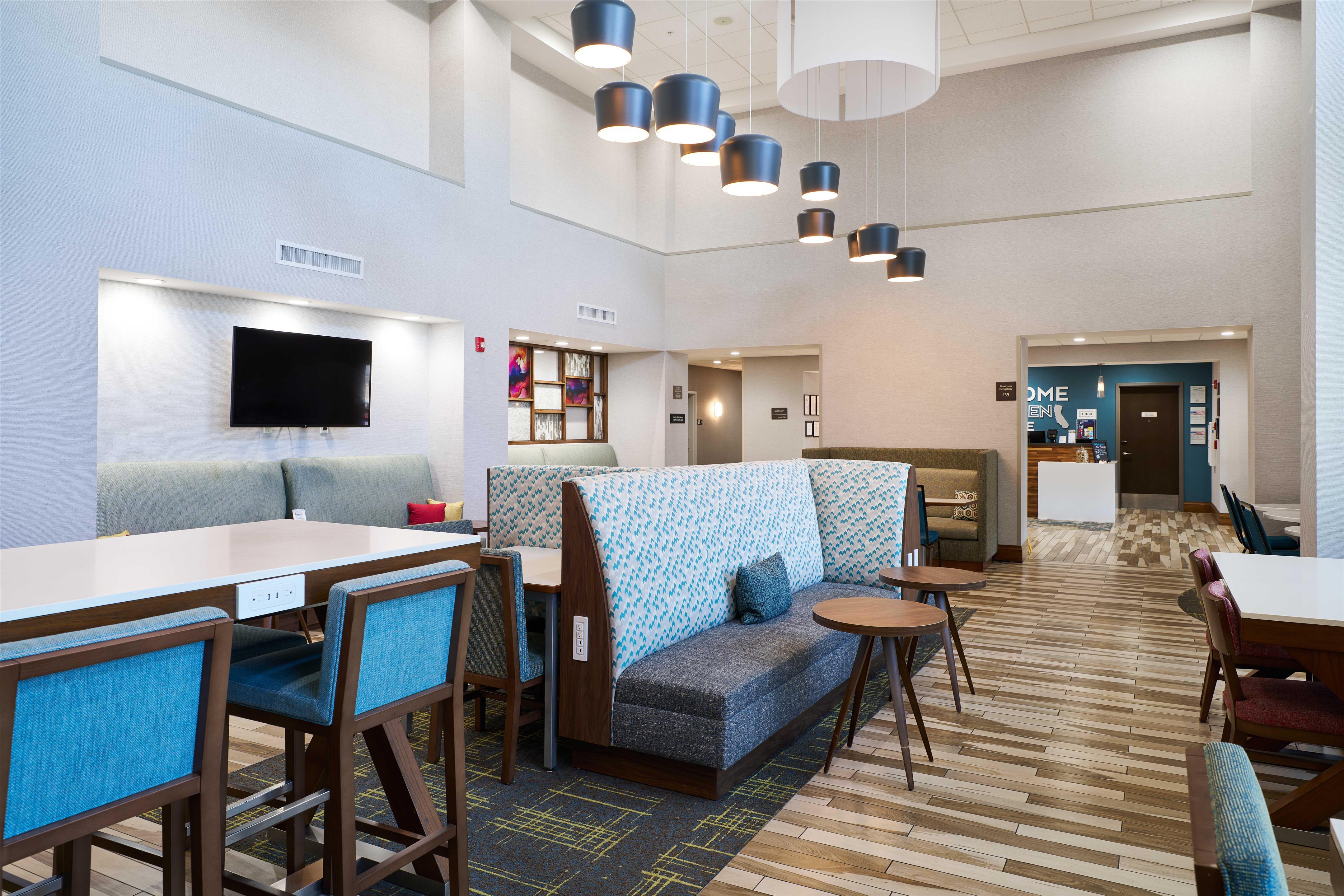 Breakfast Area | Hampton Inn & Suites Salinas