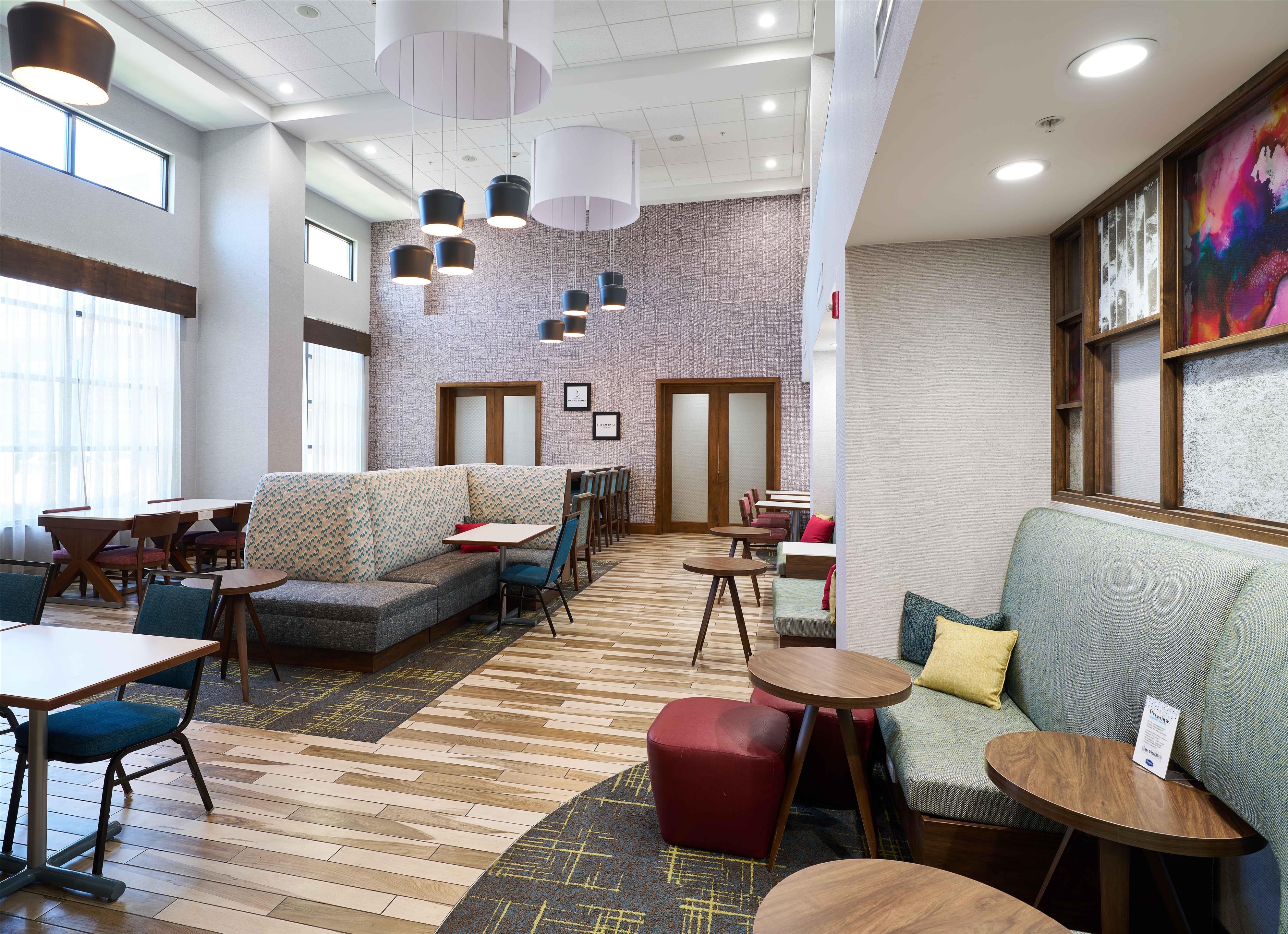 Breakfast Area | Hampton Inn & Suites Salinas