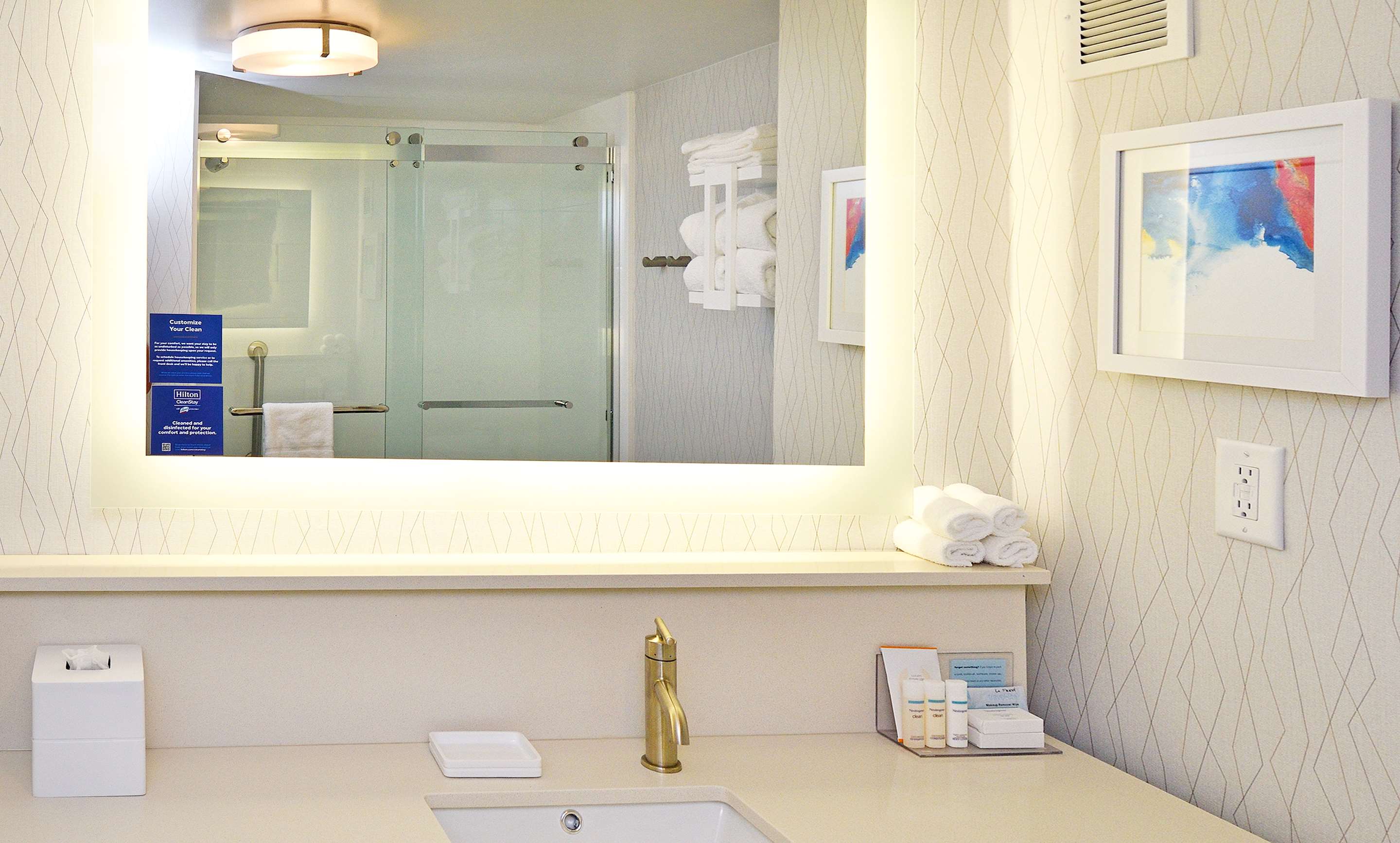 Guest room bath