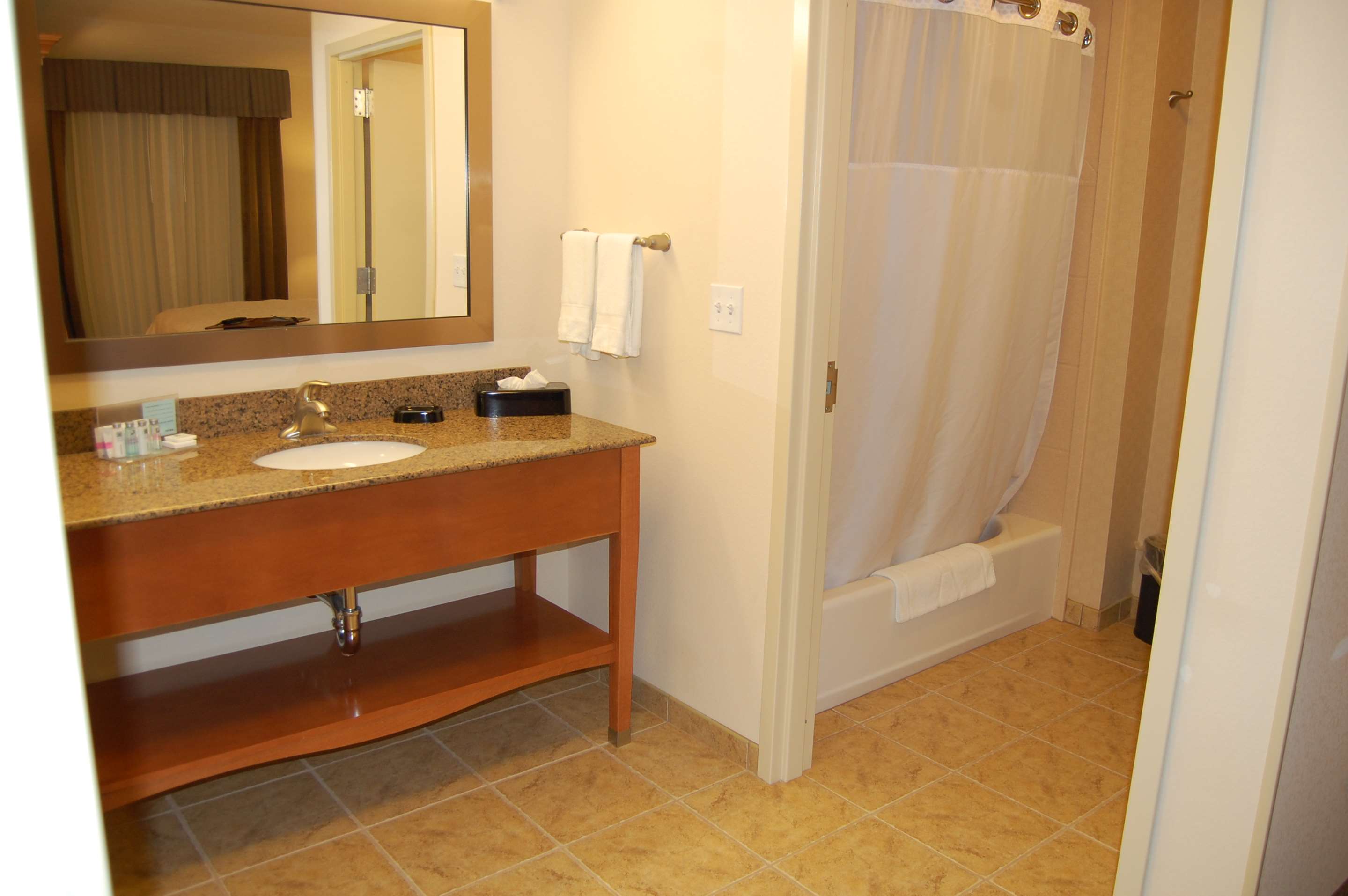 Guest room bath