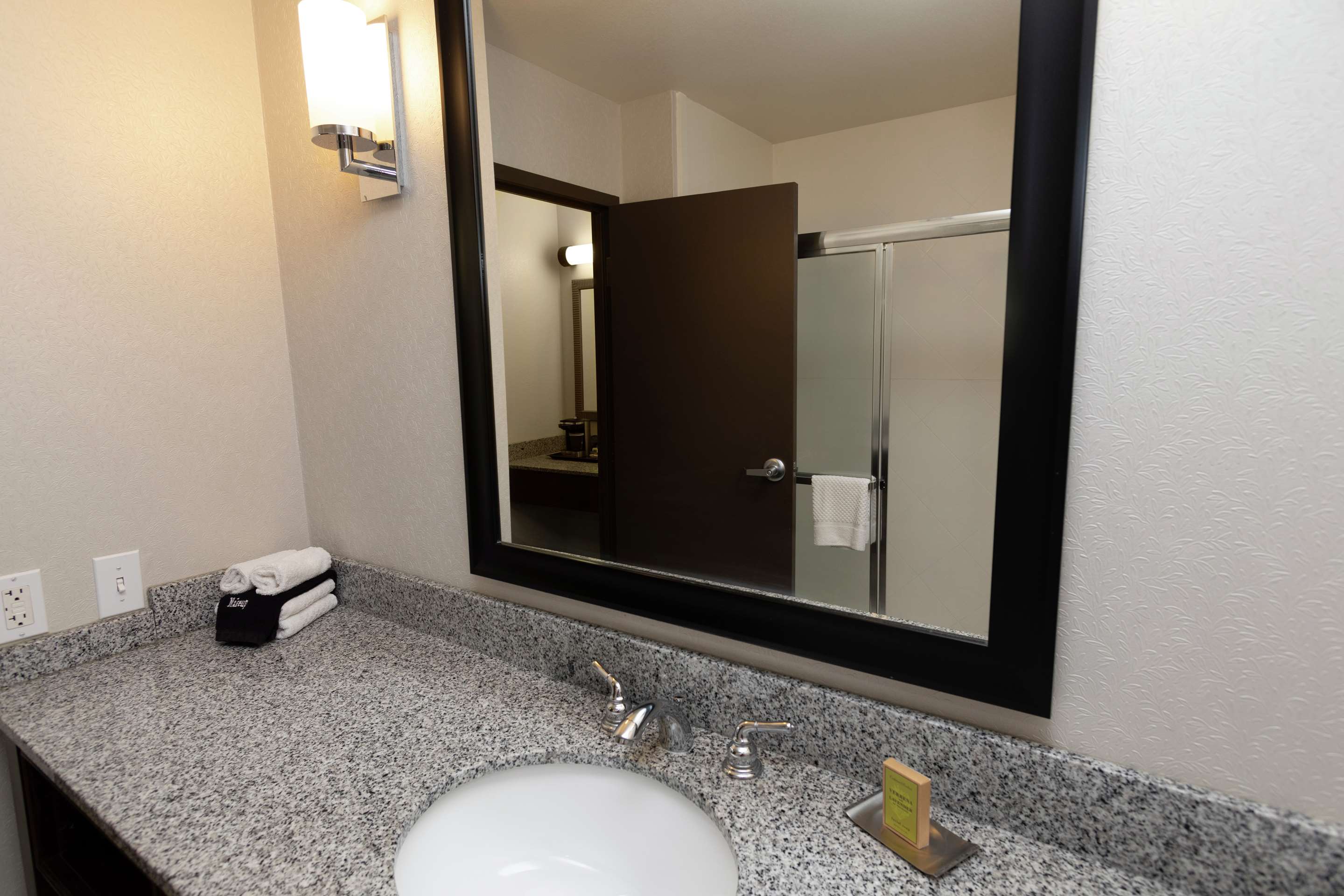Guest room bath