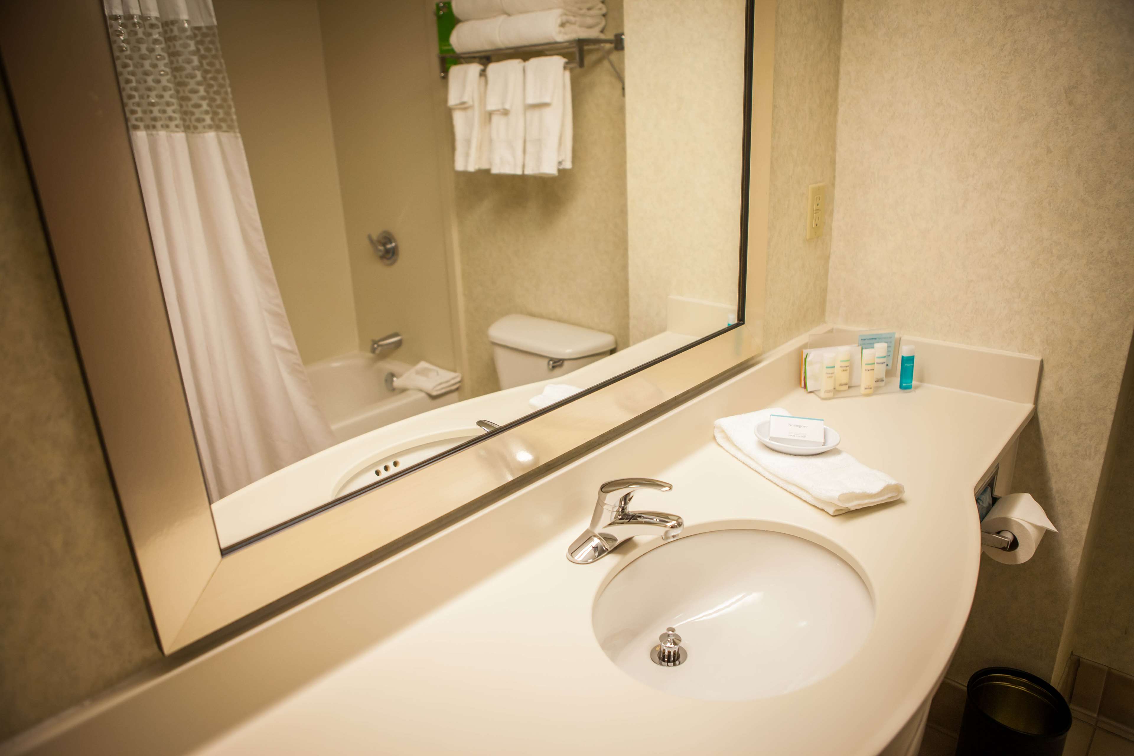 Hampton Inn & Suites, Springfield SW Room Type - 2 QNS HEARING ACC NOSMOK