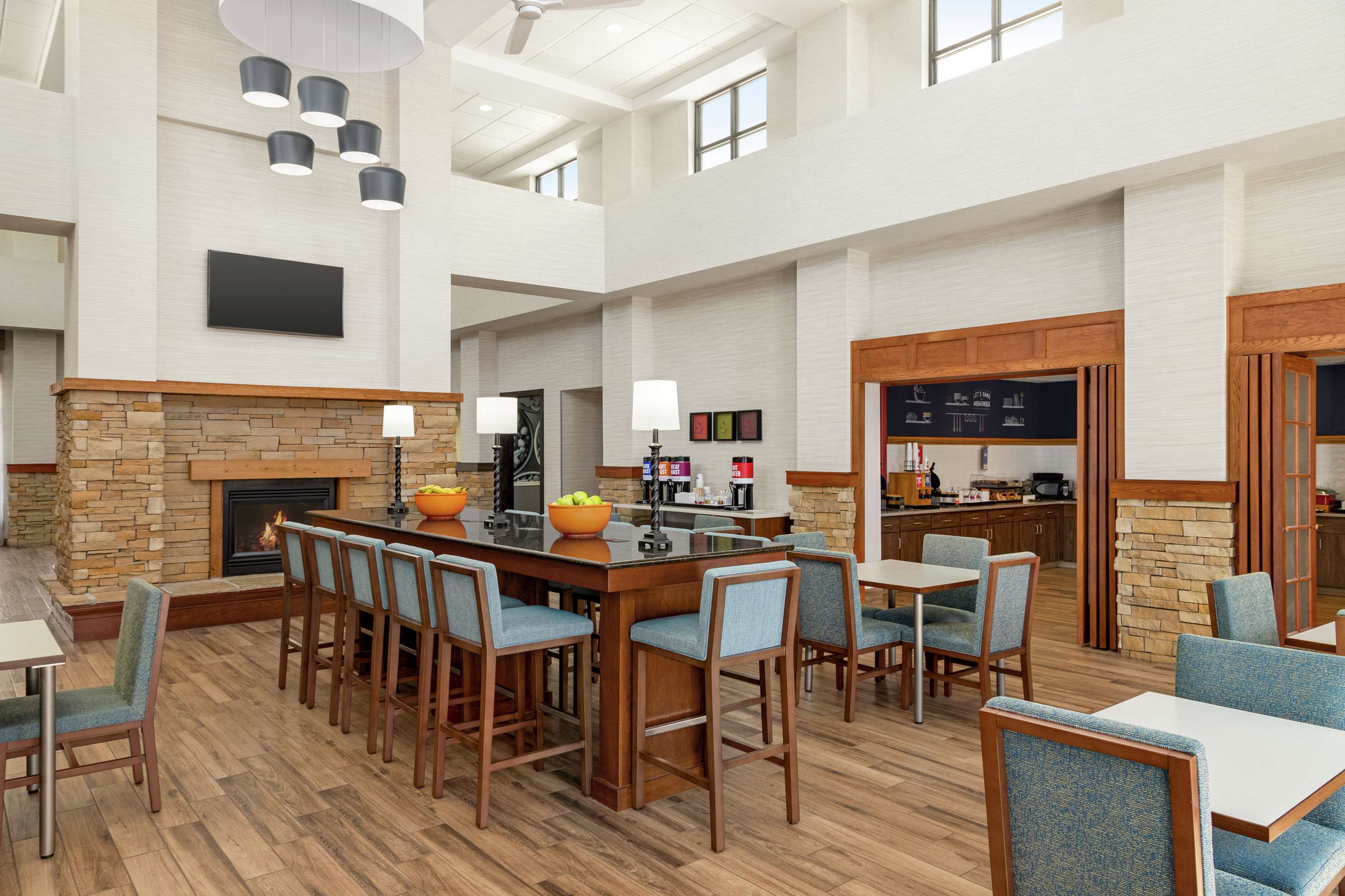Breakfast Area | Hampton Inn & Suites Springfield, MO
