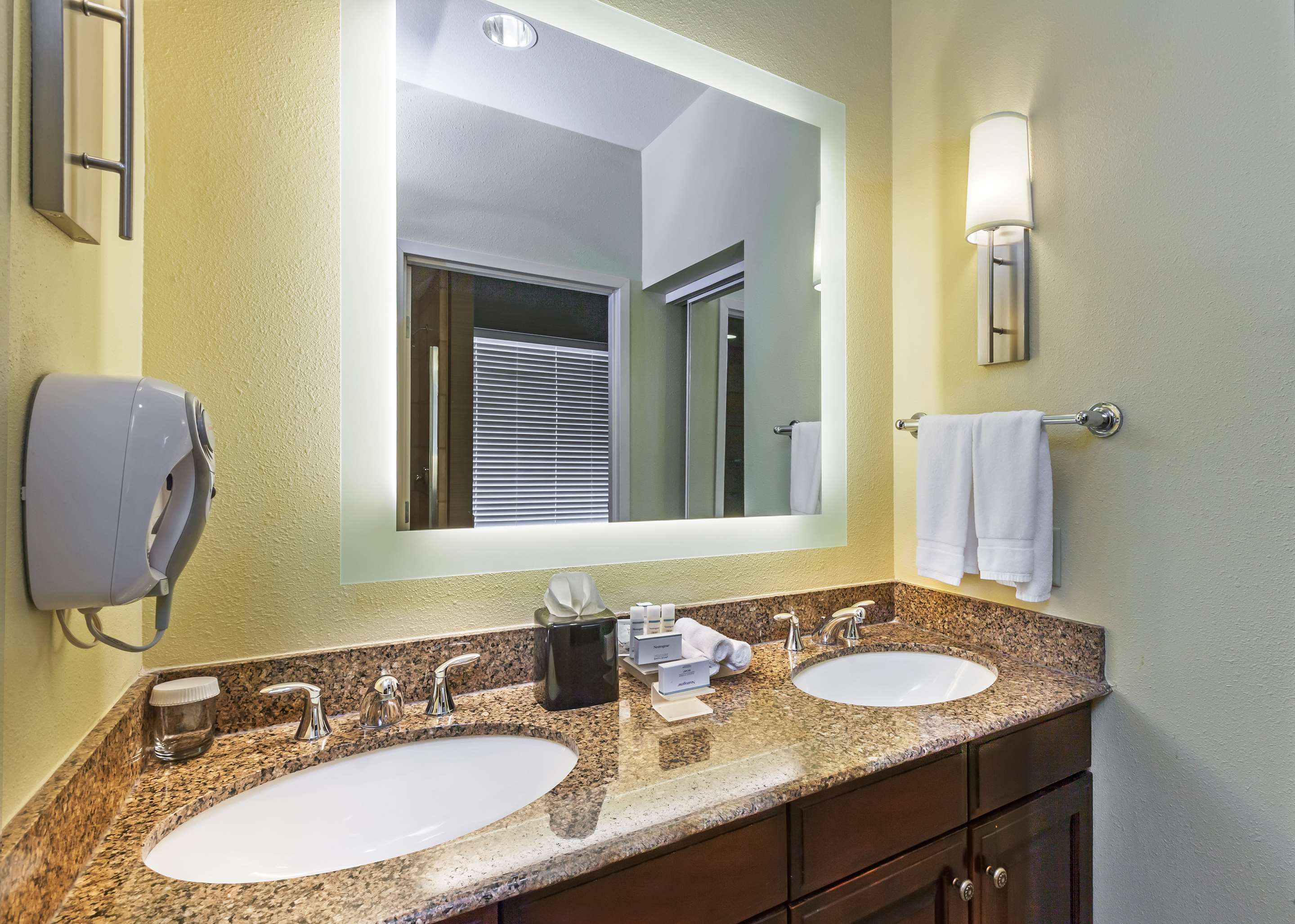 Guest room bath