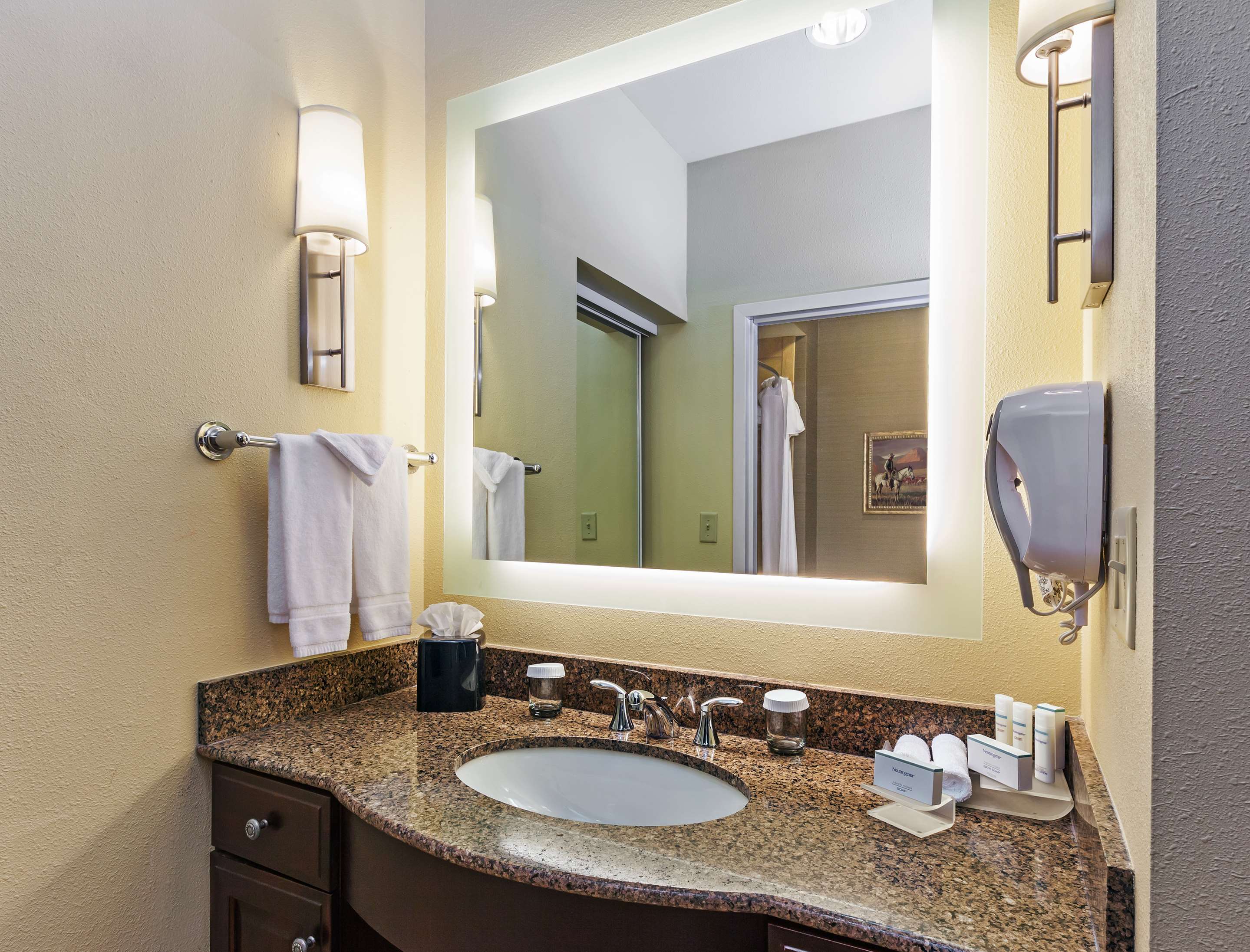 Guest room bath