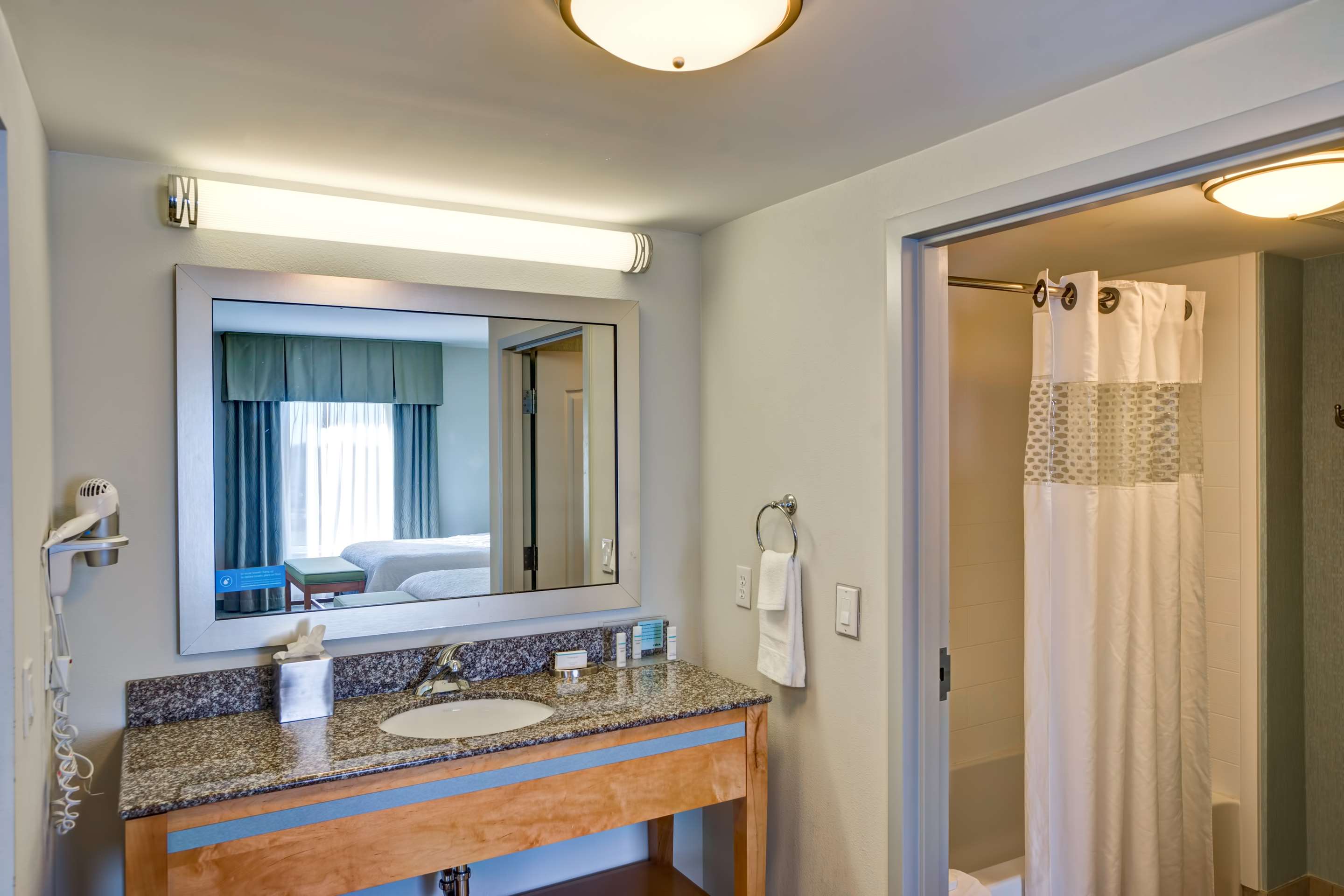 Guest room bath