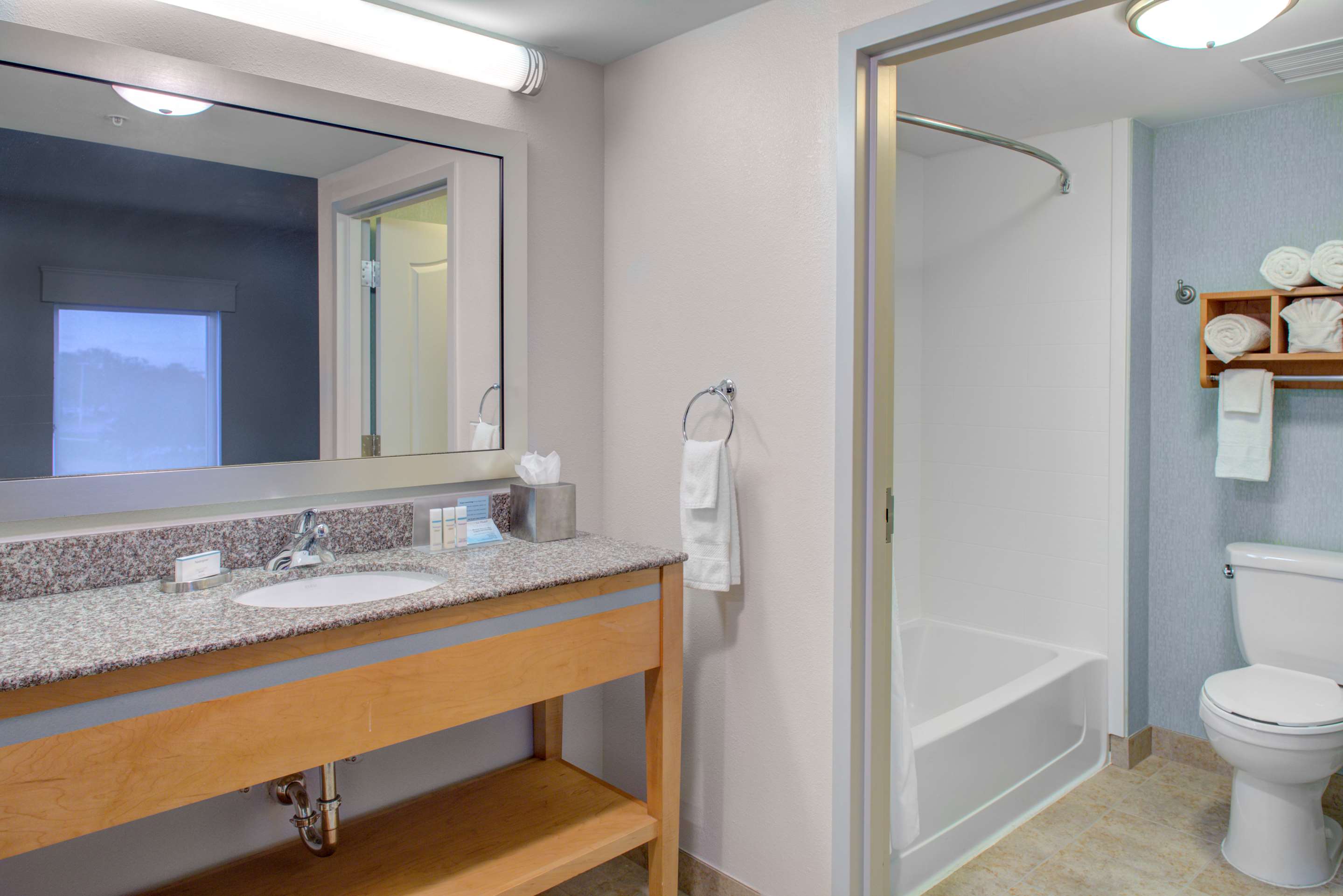 Guest room bath