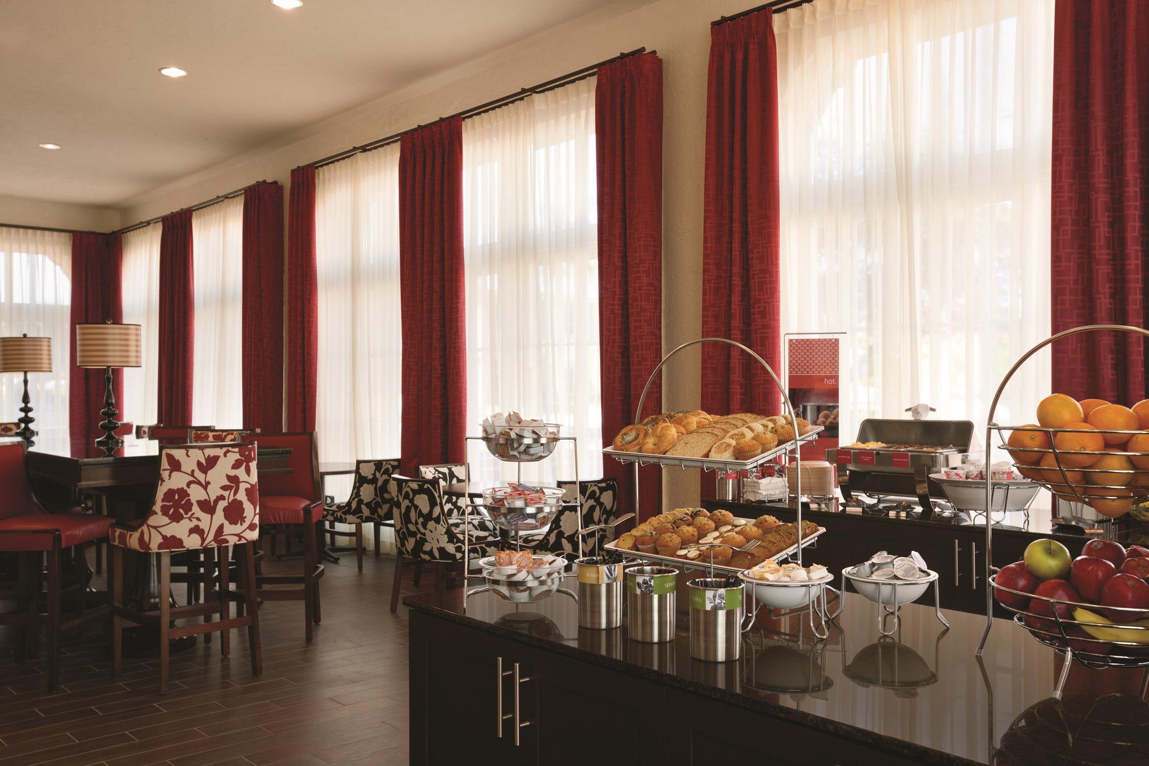 Breakfast Area | Hampton Inn & Suites Bradenton Downtown Historic District