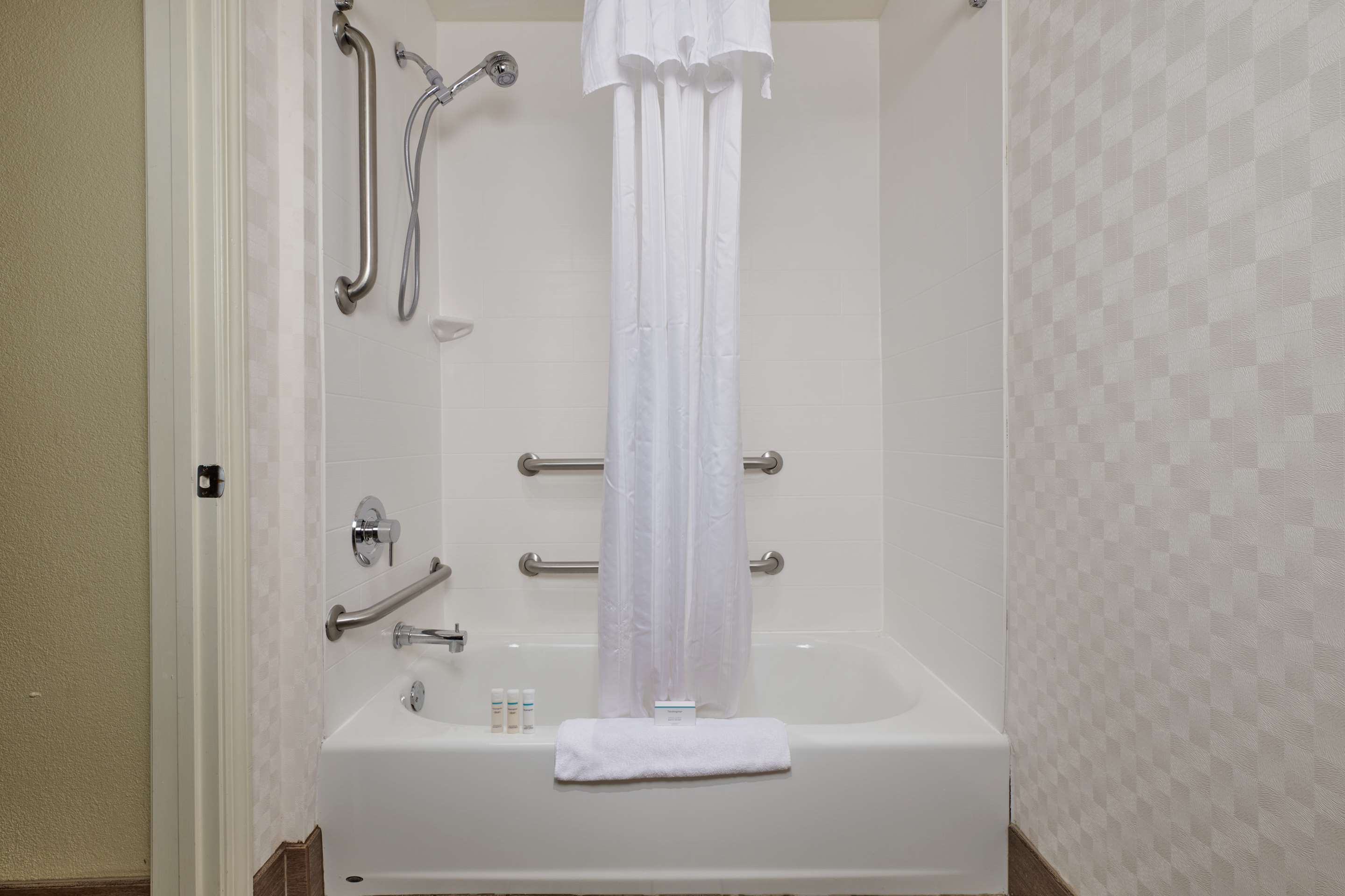 Guest room bath