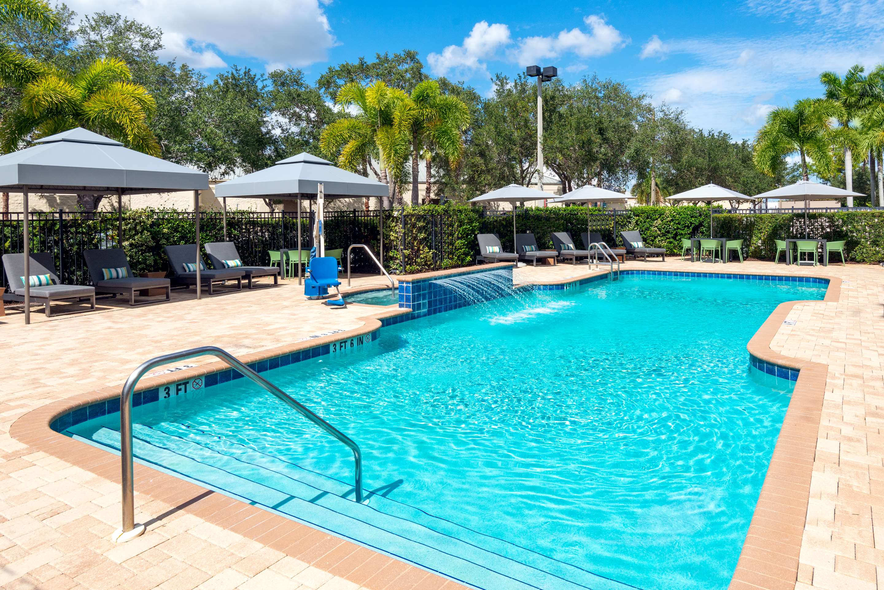 Pool | Hampton Inn & Suites Sarasota/Lakewood Ranch