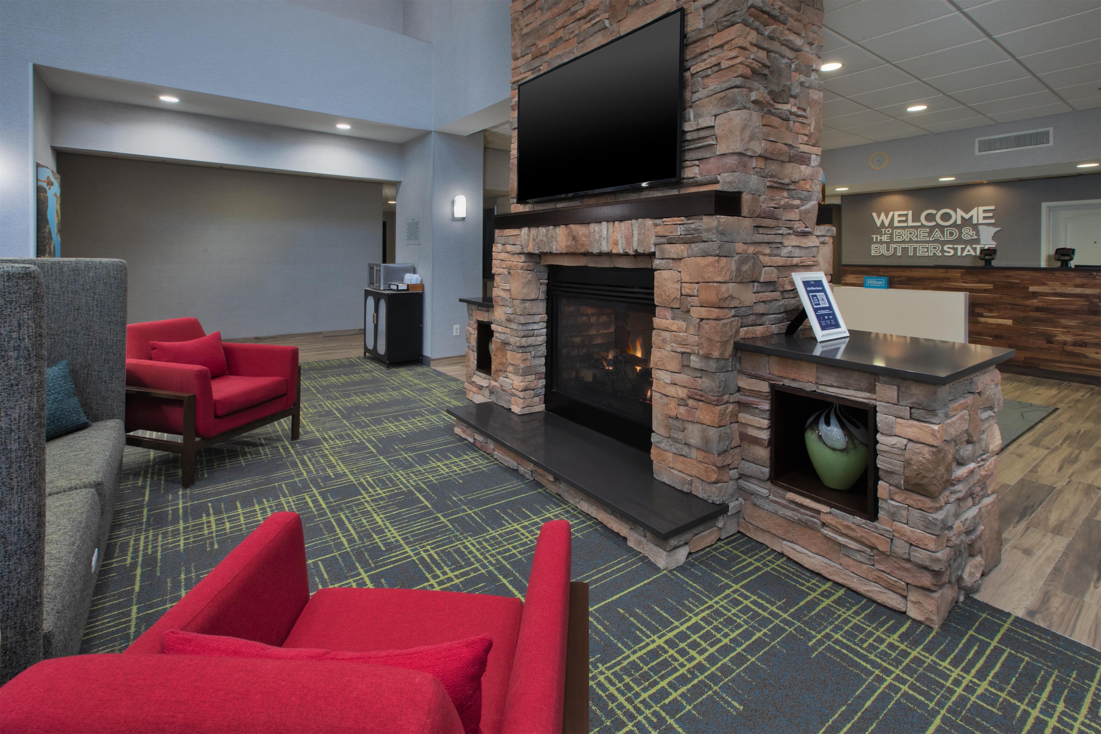 Lobby | Hampton Inn & Suites St. Cloud, MN