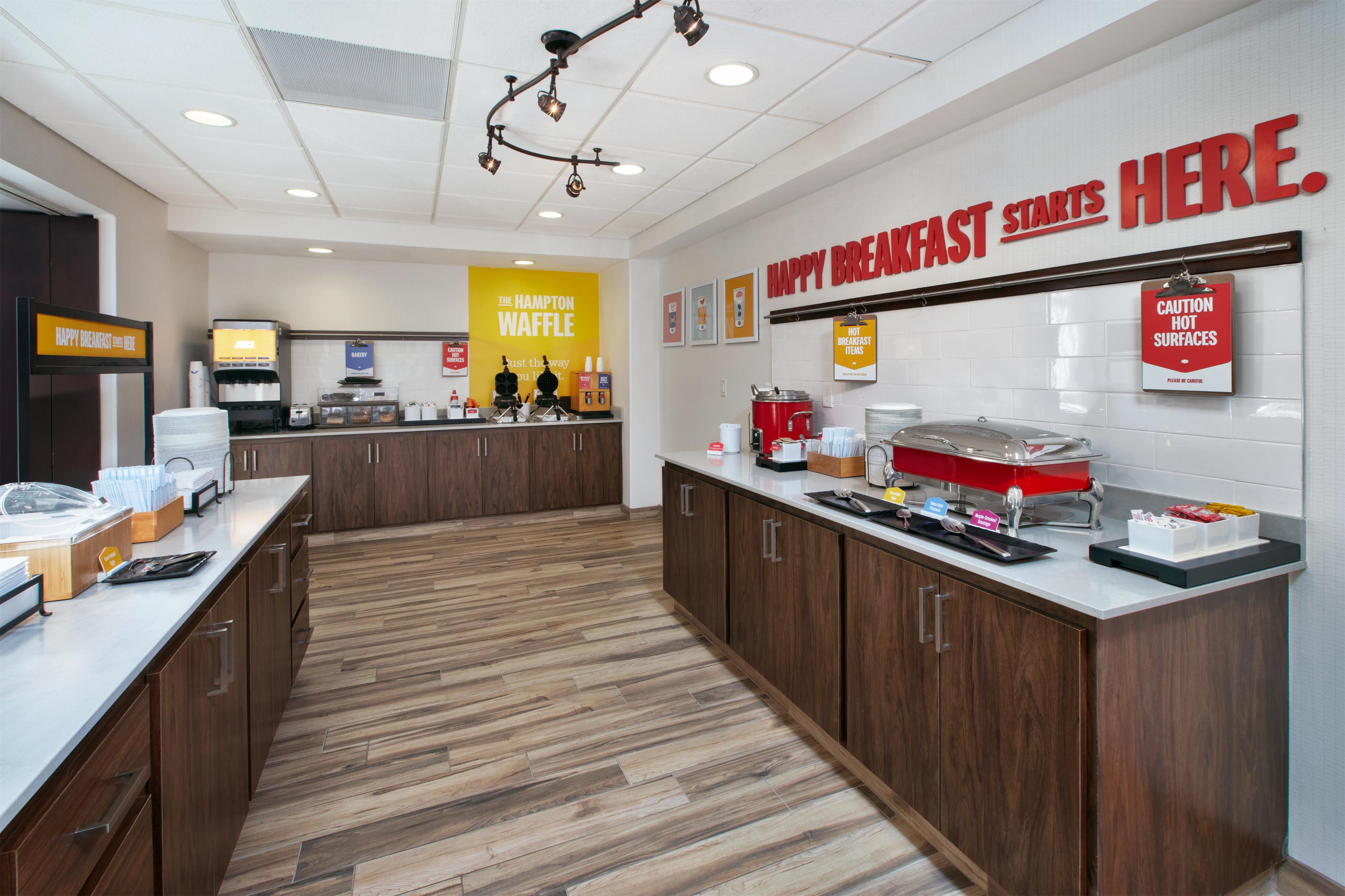 Breakfast Area | Hampton Inn & Suites St. Cloud, MN