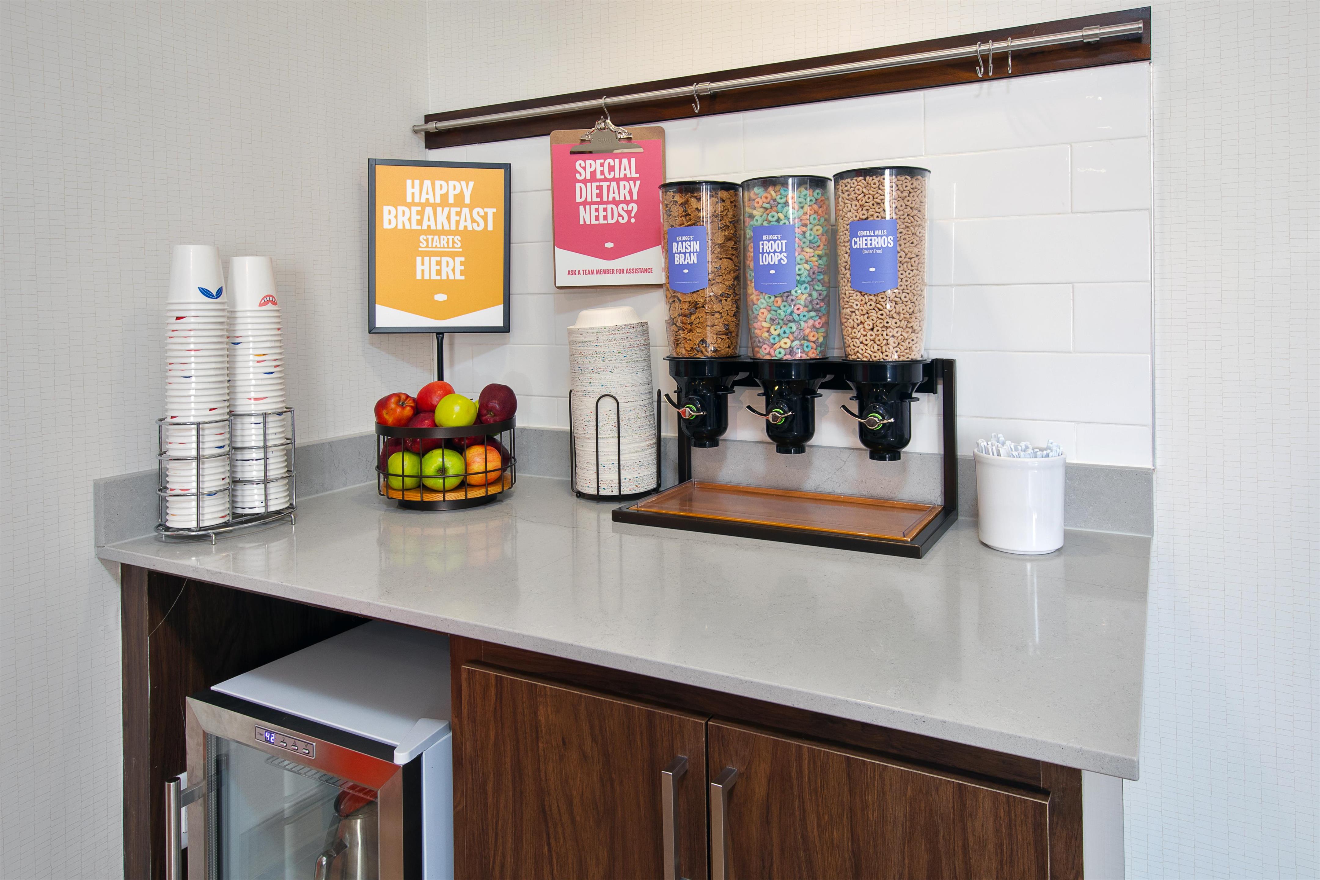 Breakfast Area | Hampton Inn & Suites St. Cloud, MN
