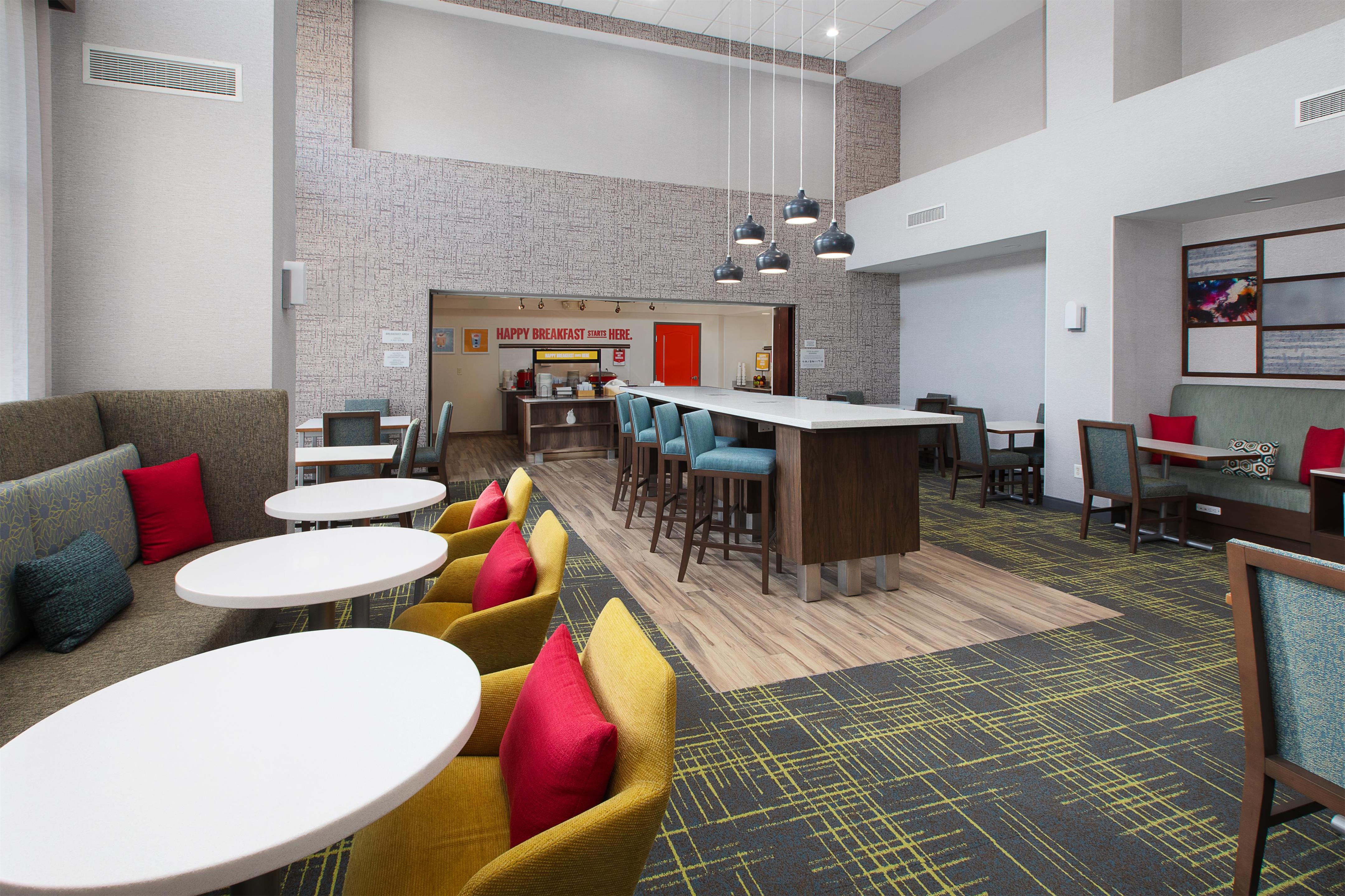 Breakfast Area | Hampton Inn & Suites St. Cloud, MN