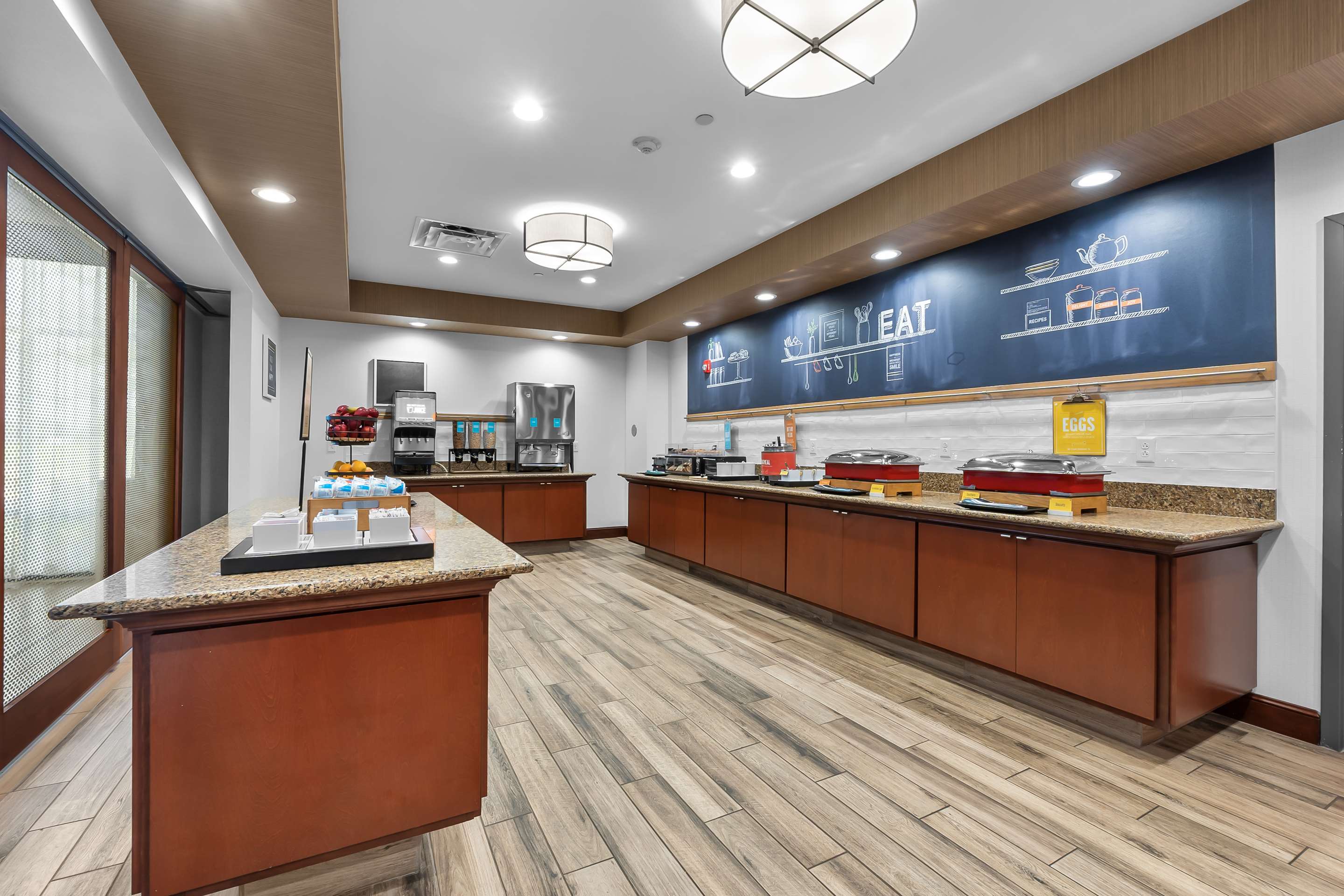 Breakfast Area | Hampton Inn & Suites St. Louis/South I-55