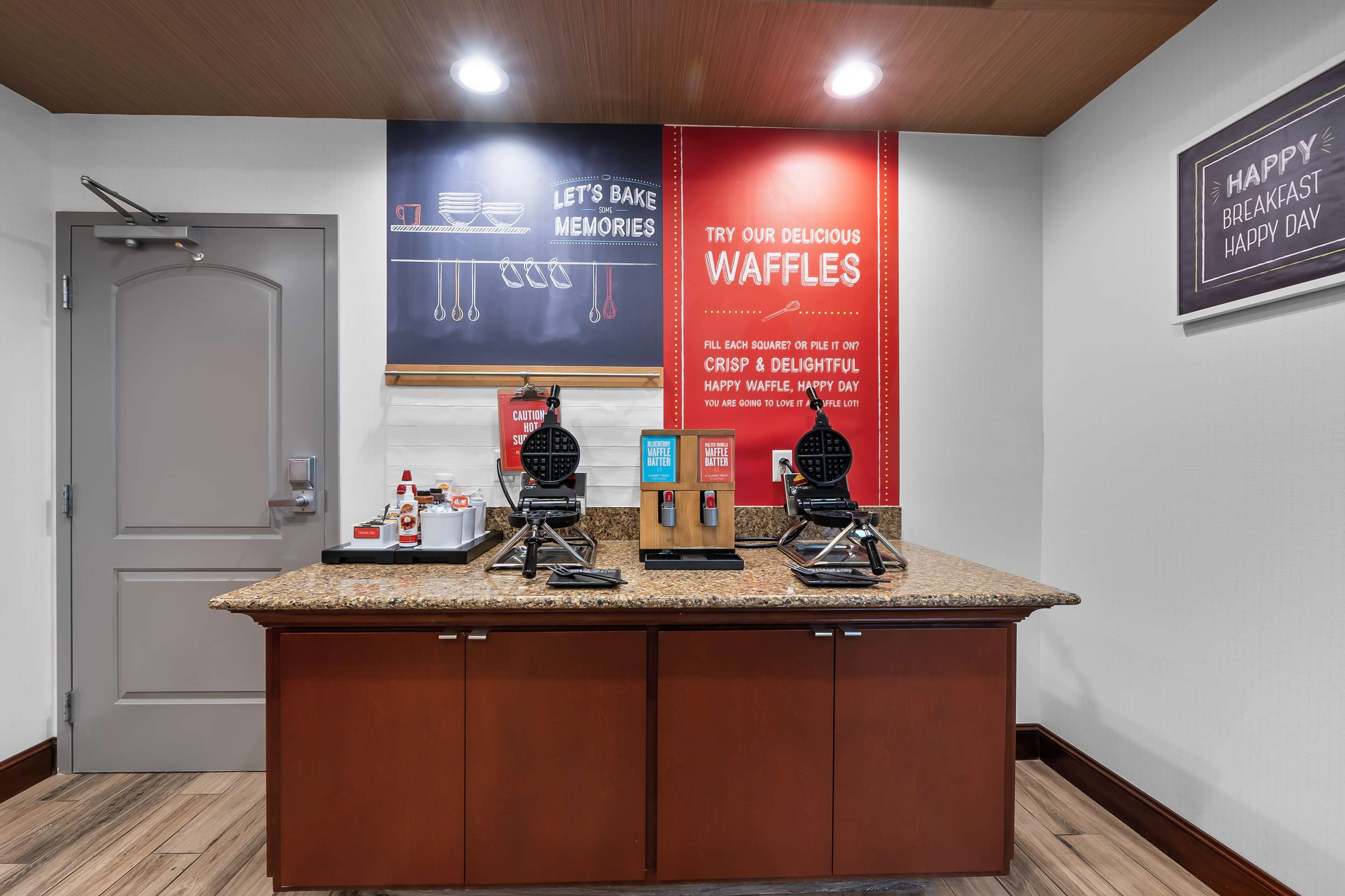 Breakfast Area | Hampton Inn & Suites St. Louis/South I-55