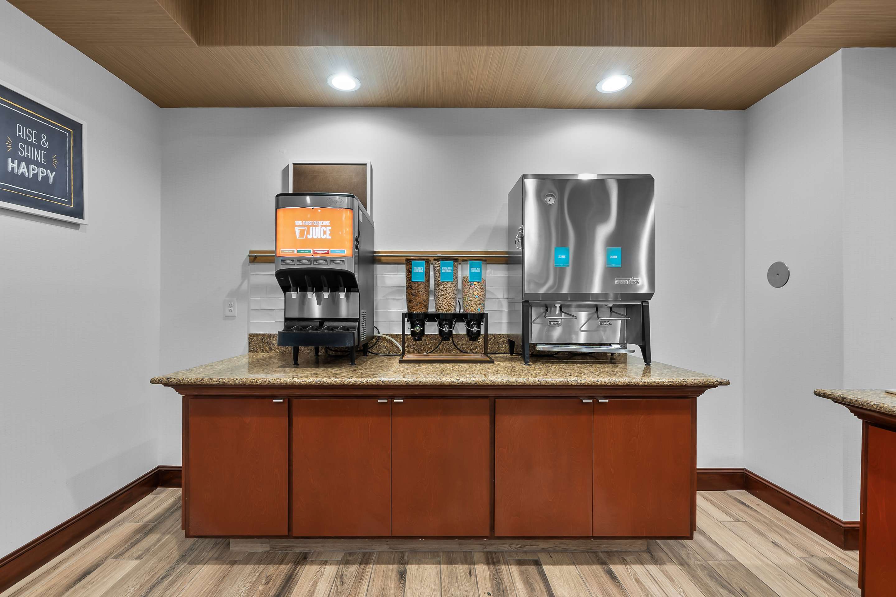 Breakfast Area | Hampton Inn & Suites St. Louis/South I-55