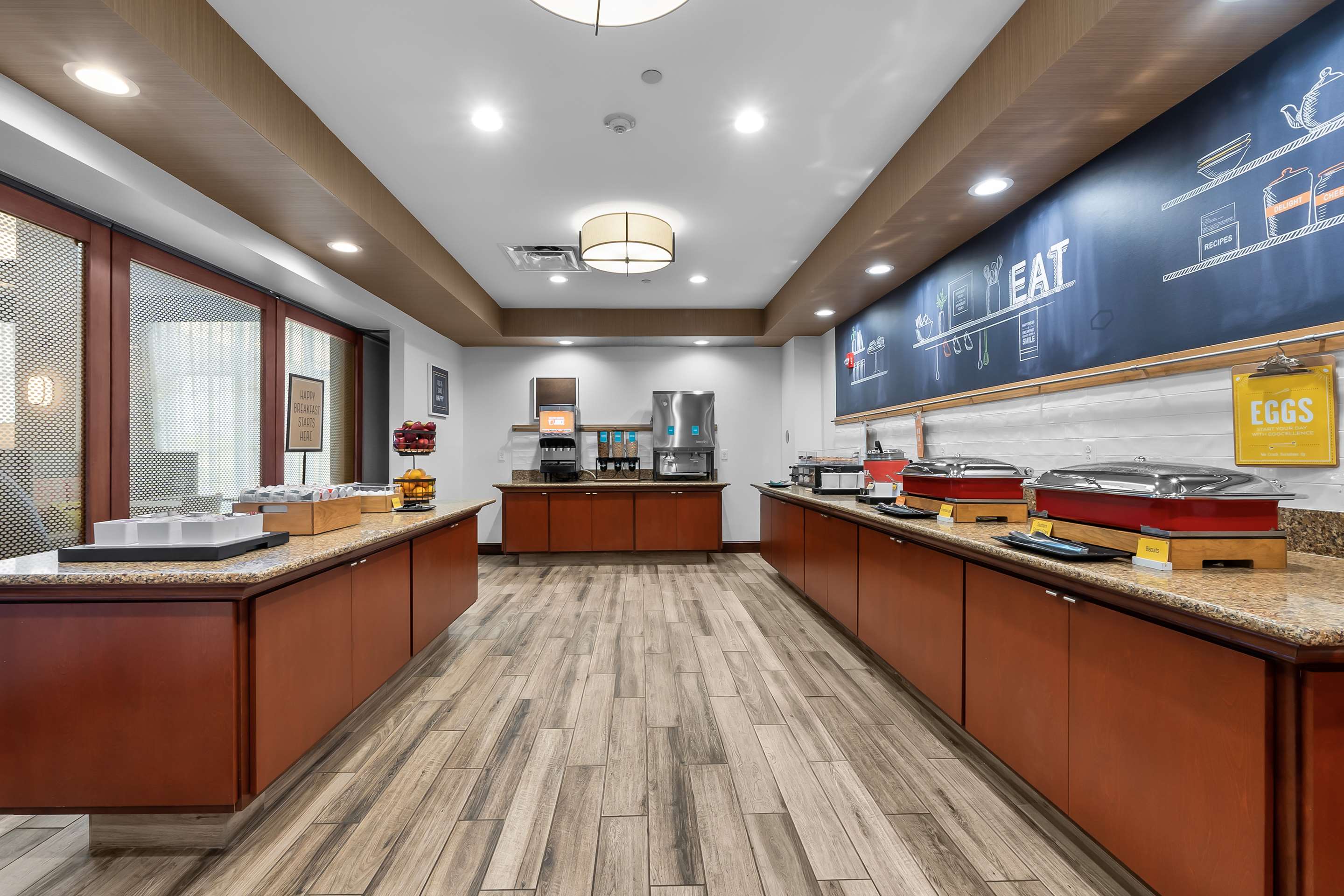 Breakfast Area | Hampton Inn & Suites St. Louis/South I-55