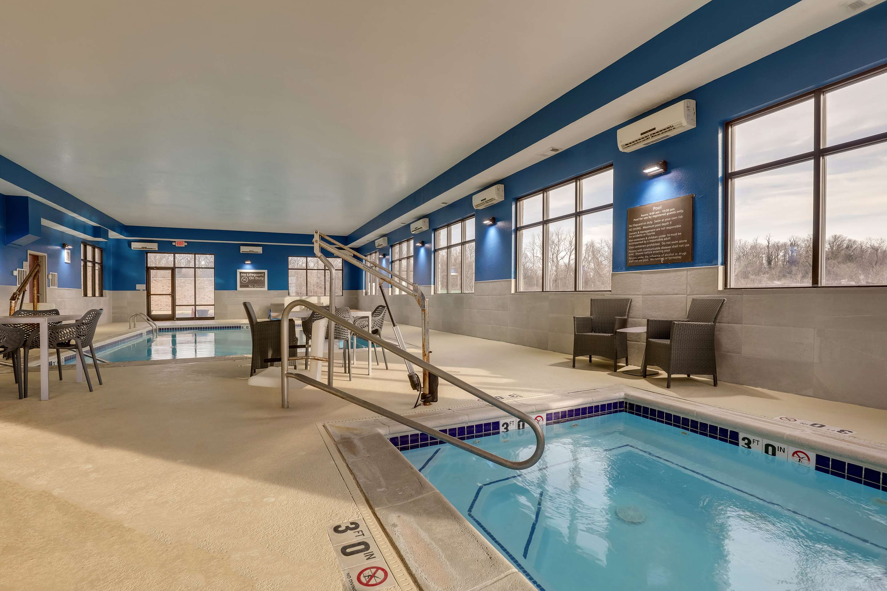 Pool | Hampton Inn Suites St LouisEdwardsville