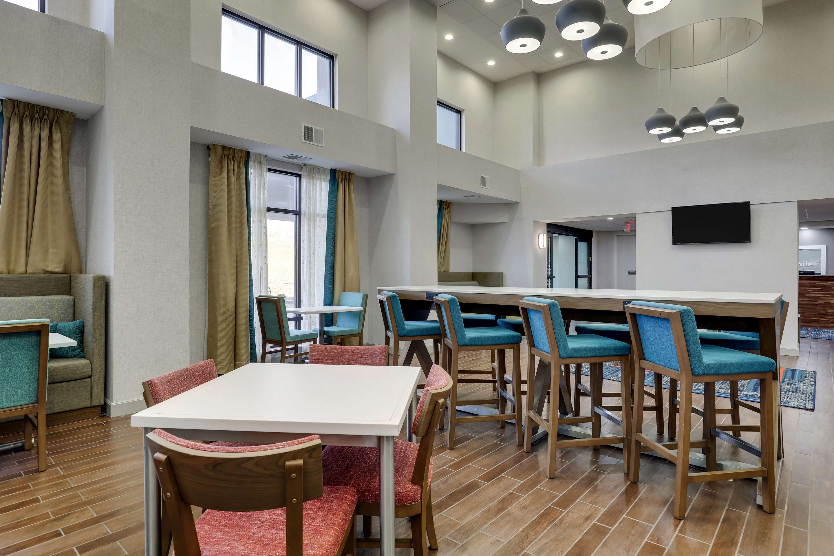 Breakfast Area | Hampton Inn Suites St LouisEdwardsville