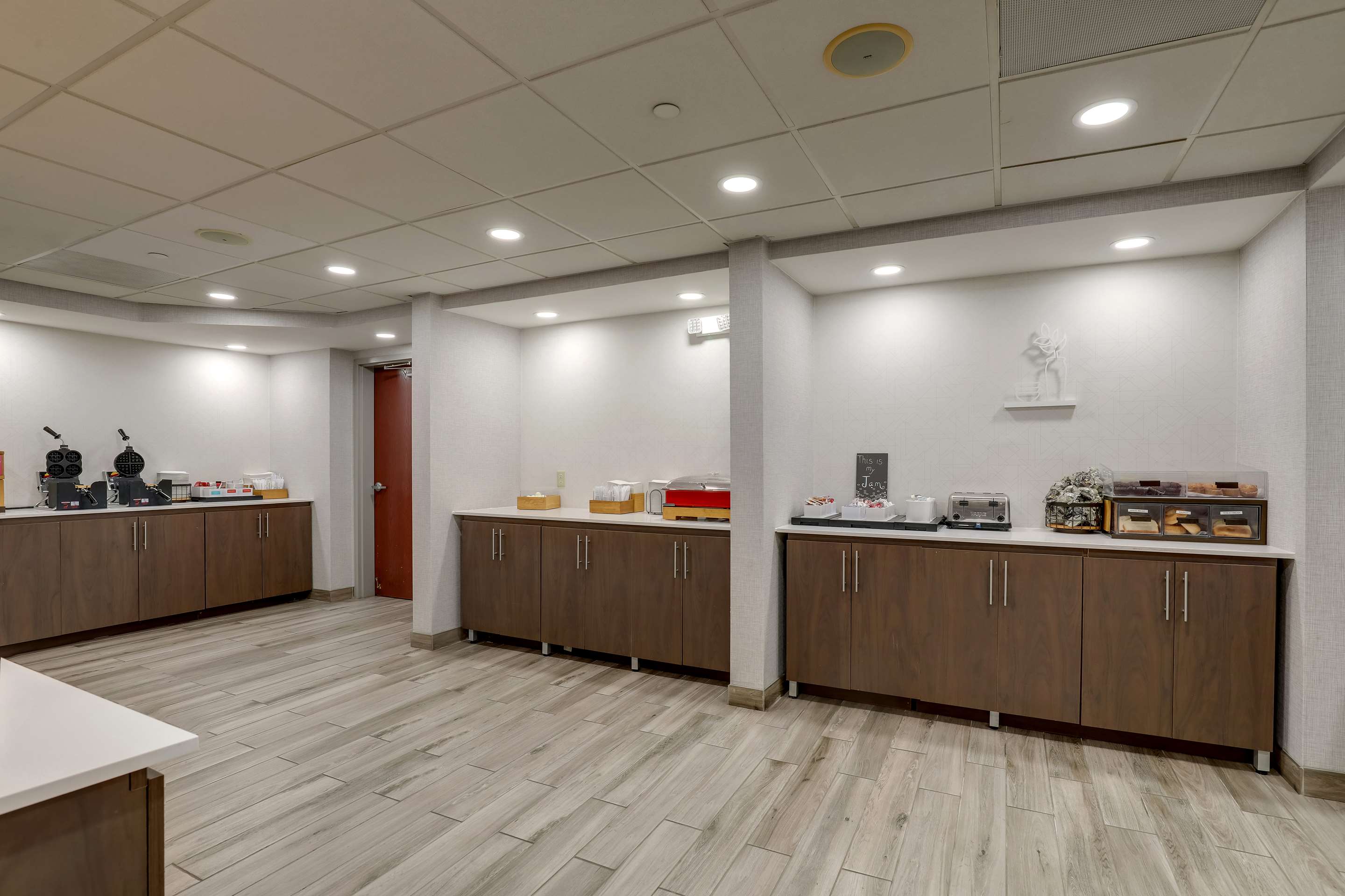 Breakfast Area | Hampton Inn Suites St LouisEdwardsville