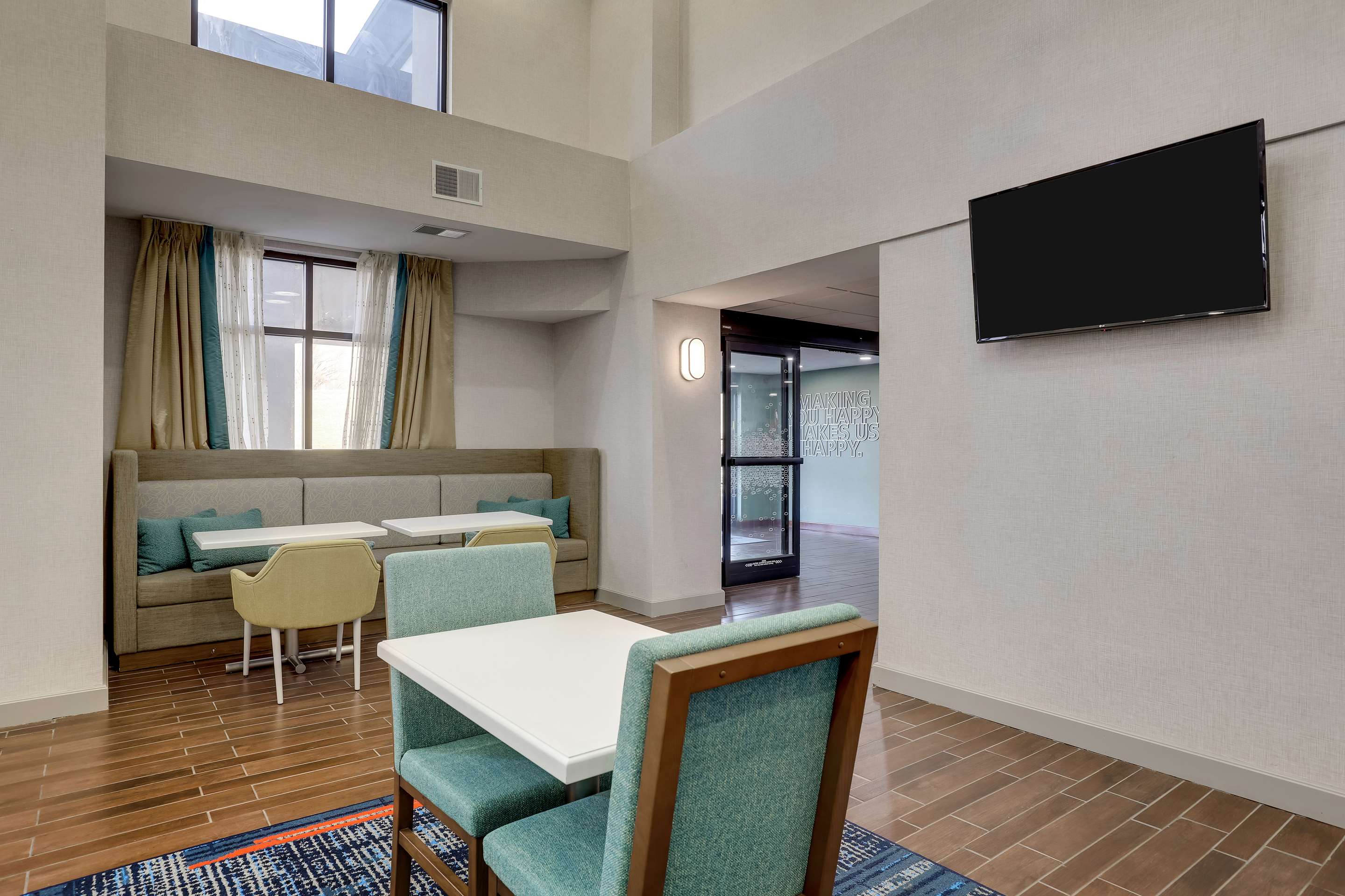 Breakfast Area | Hampton Inn Suites St LouisEdwardsville