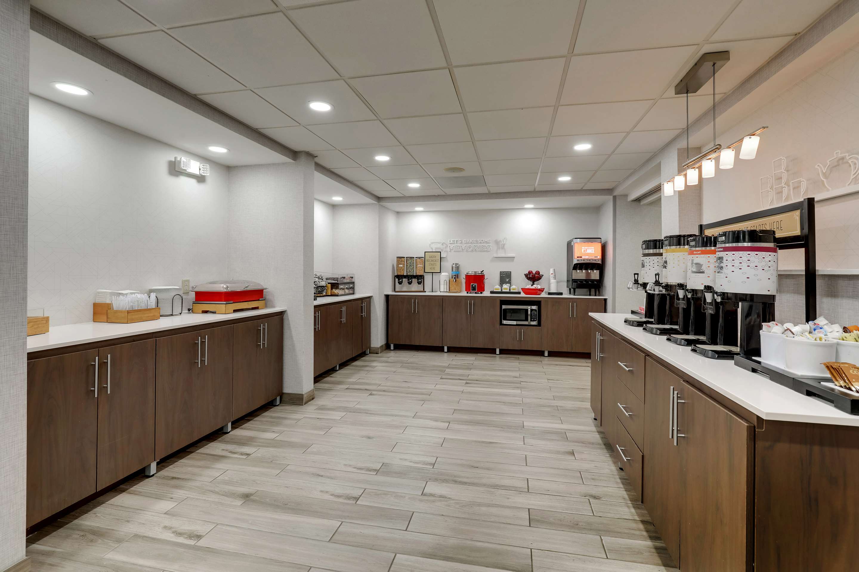 Breakfast Area | Hampton Inn Suites St LouisEdwardsville