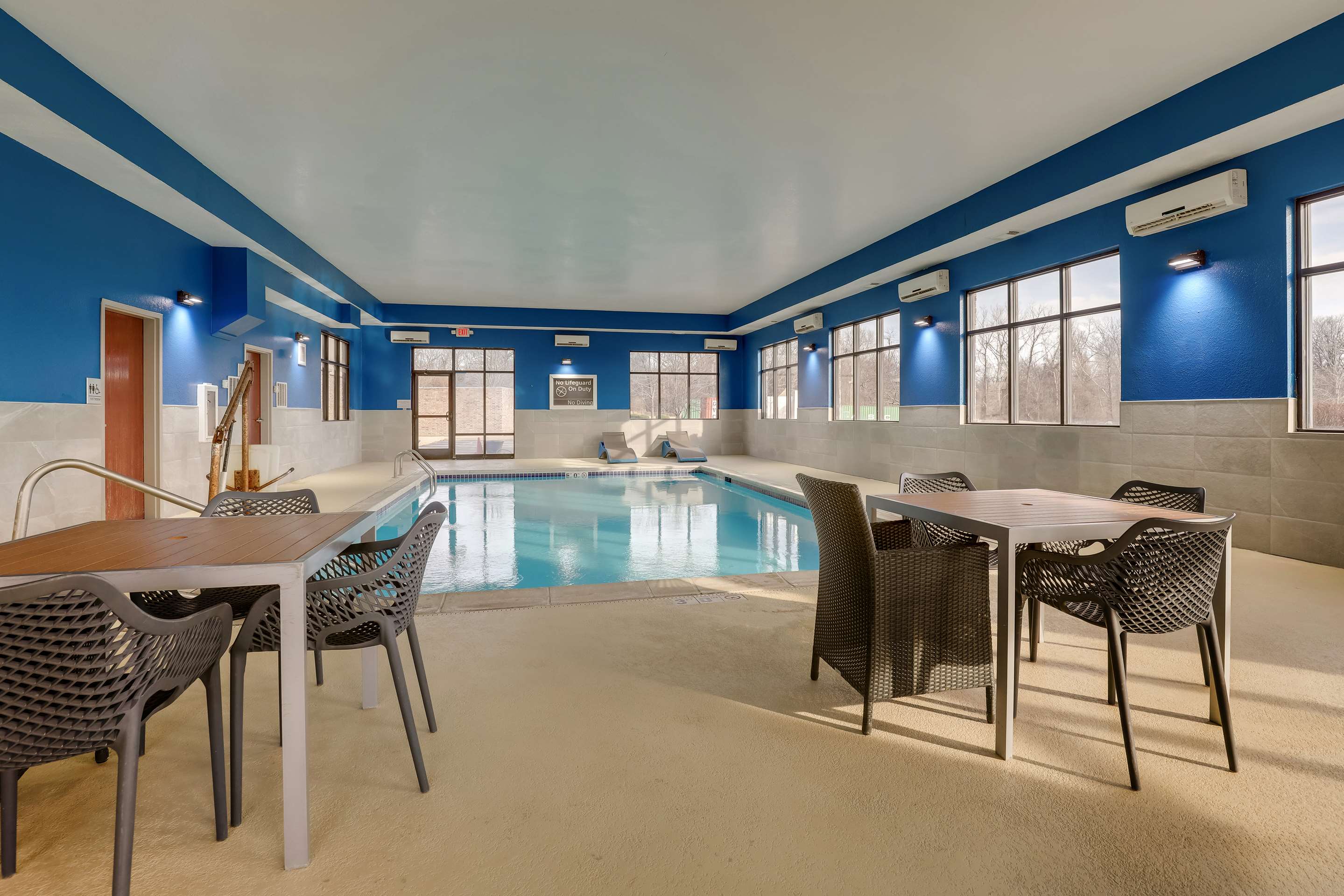 Pool | Hampton Inn Suites St LouisEdwardsville