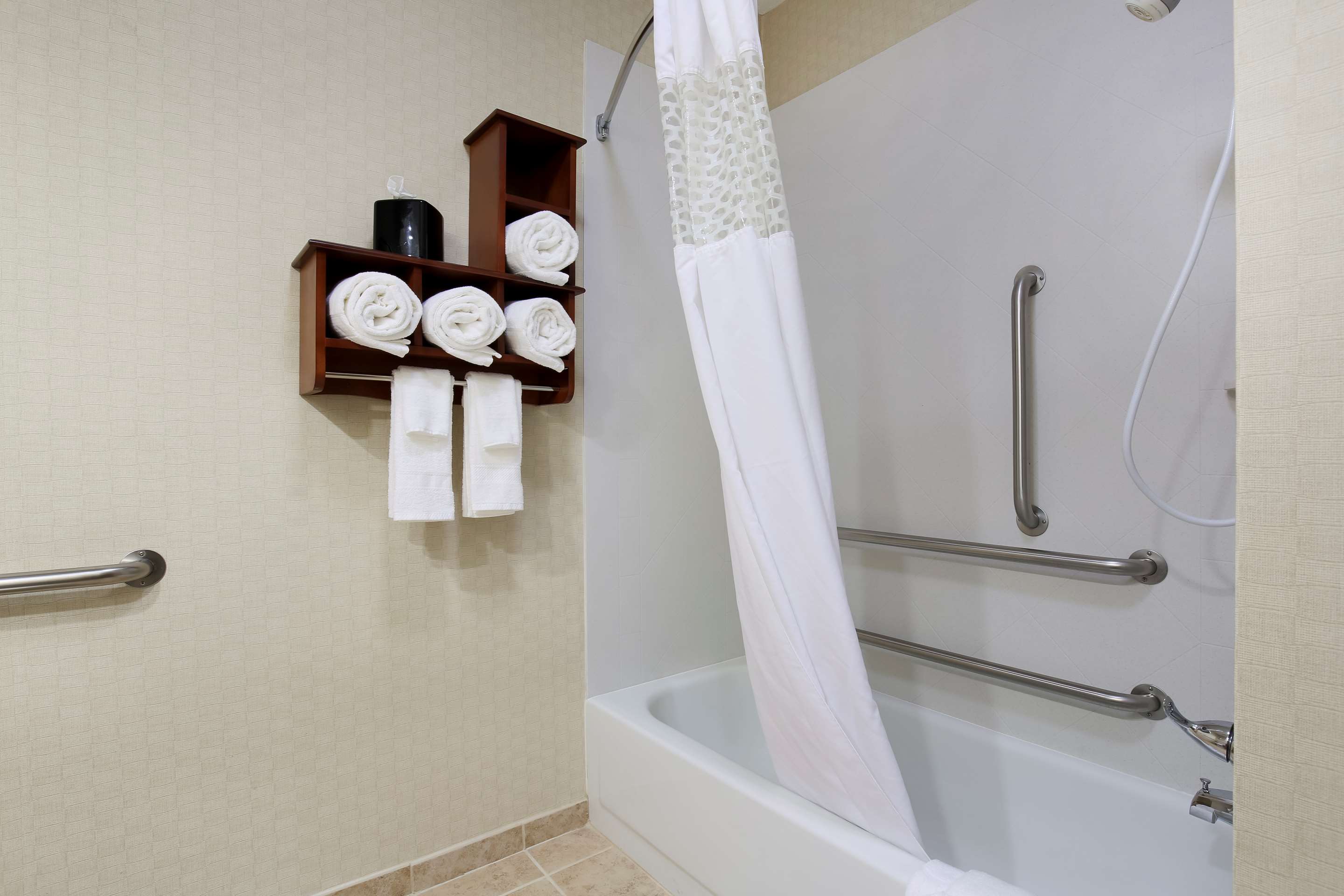 Guest room bath