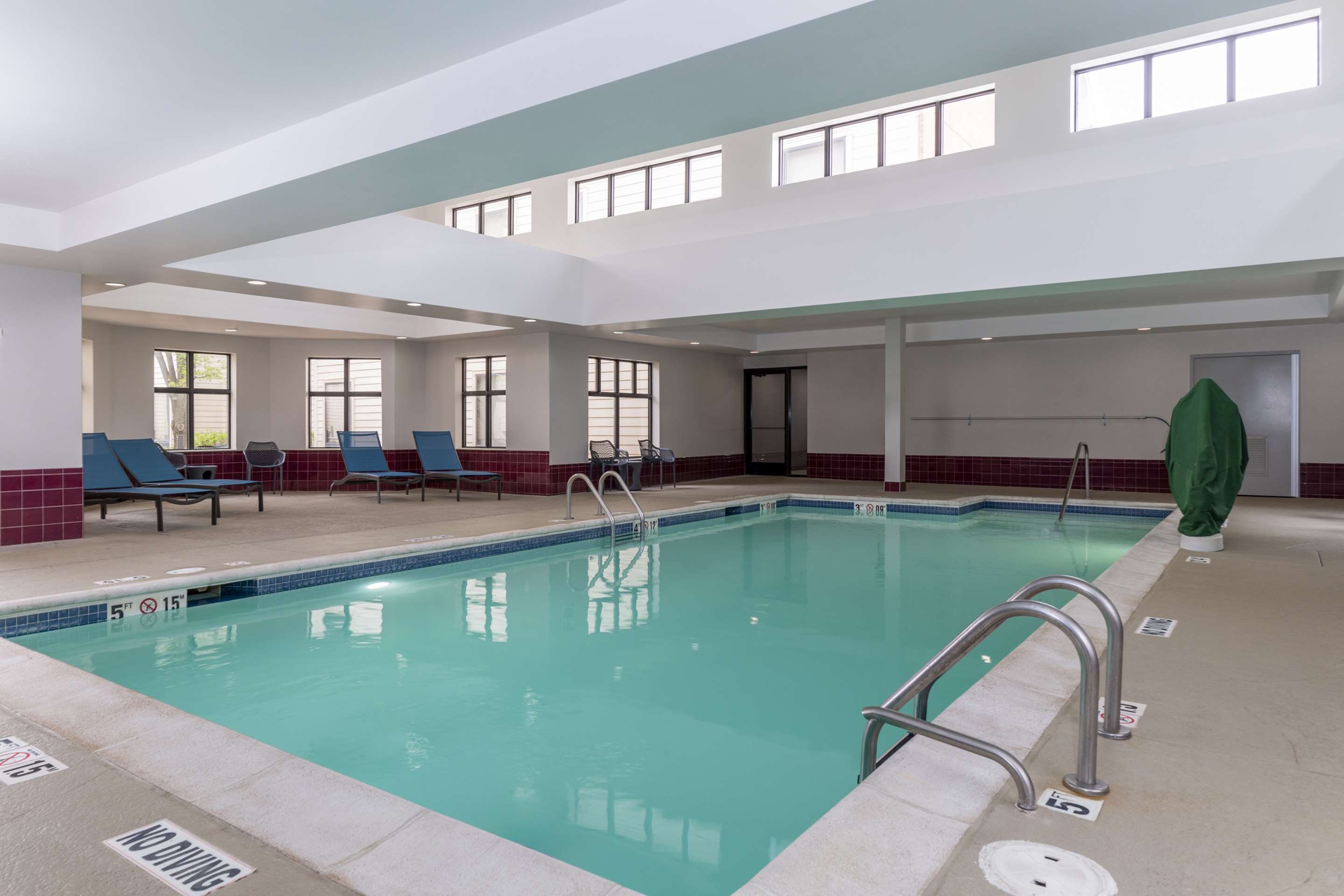 Pool | Hampton Inn & Suites St. Louis/Chesterfield
