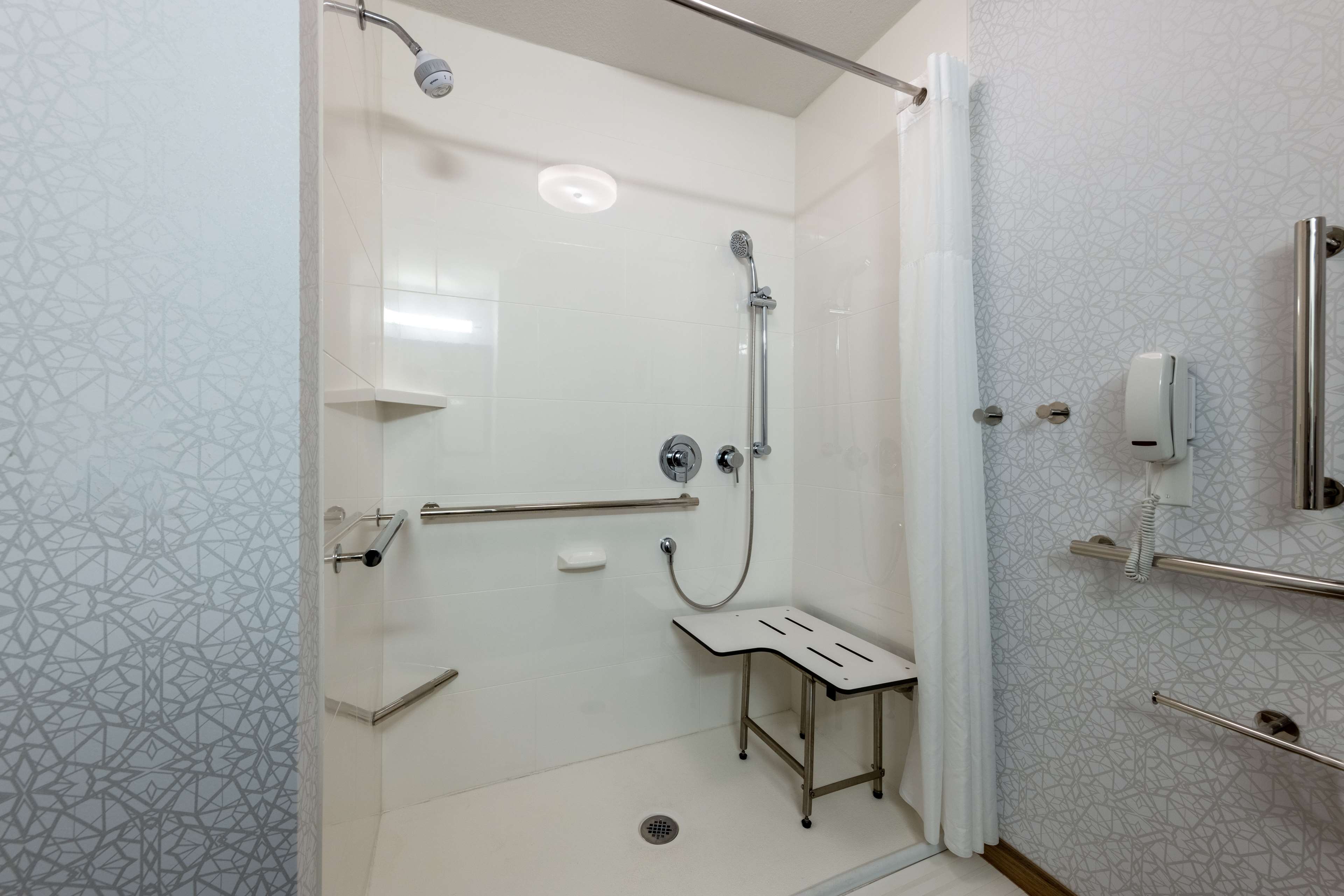Hampton Inn St. Robert Room Type - 1KG MOB HEAR ACC RI-SHW NS